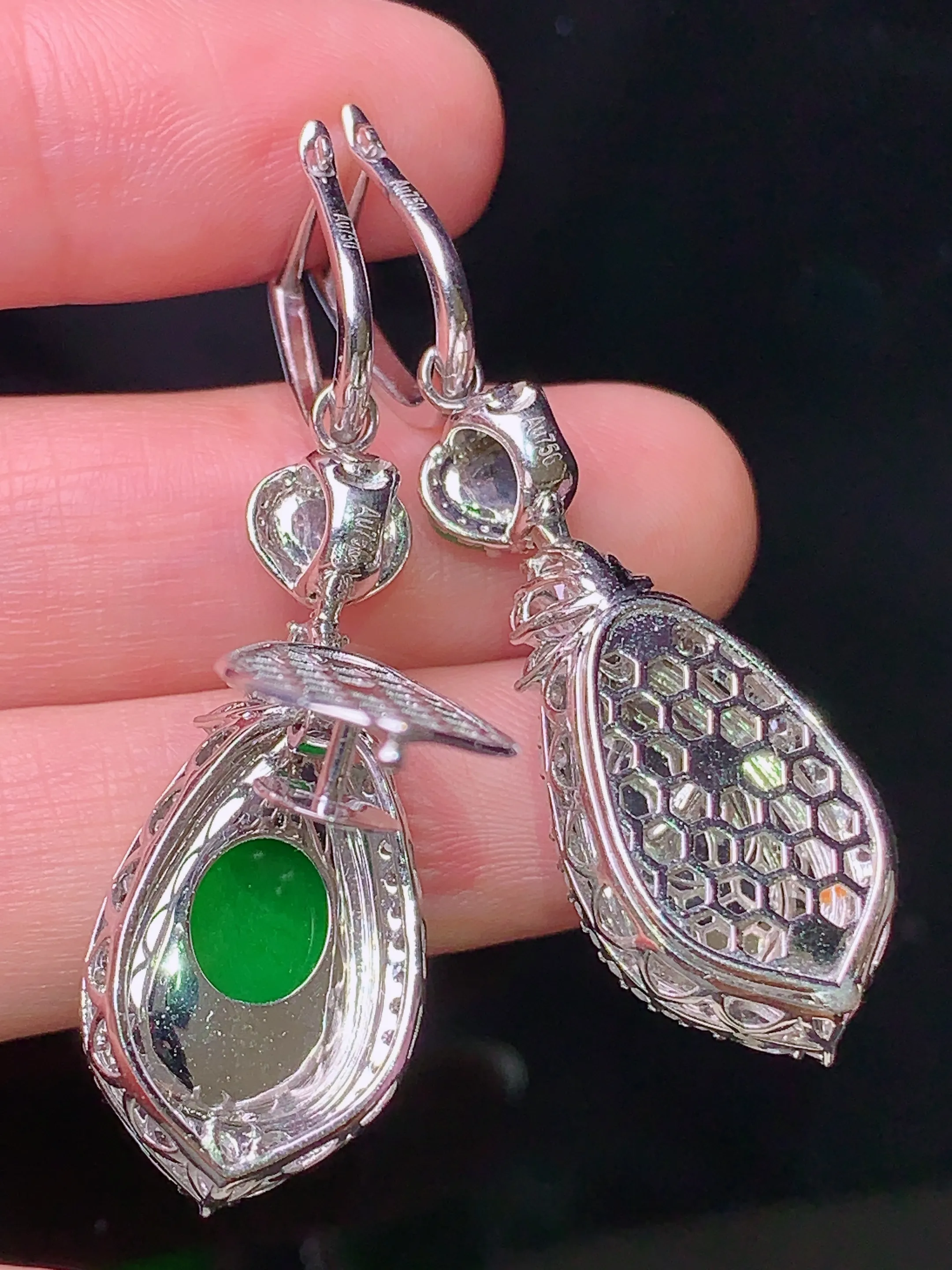 18k金钻镶嵌满绿水滴耳坠吊坠两用款 玉质细腻 色泽清新艳丽 整体尺寸47*14*8.5