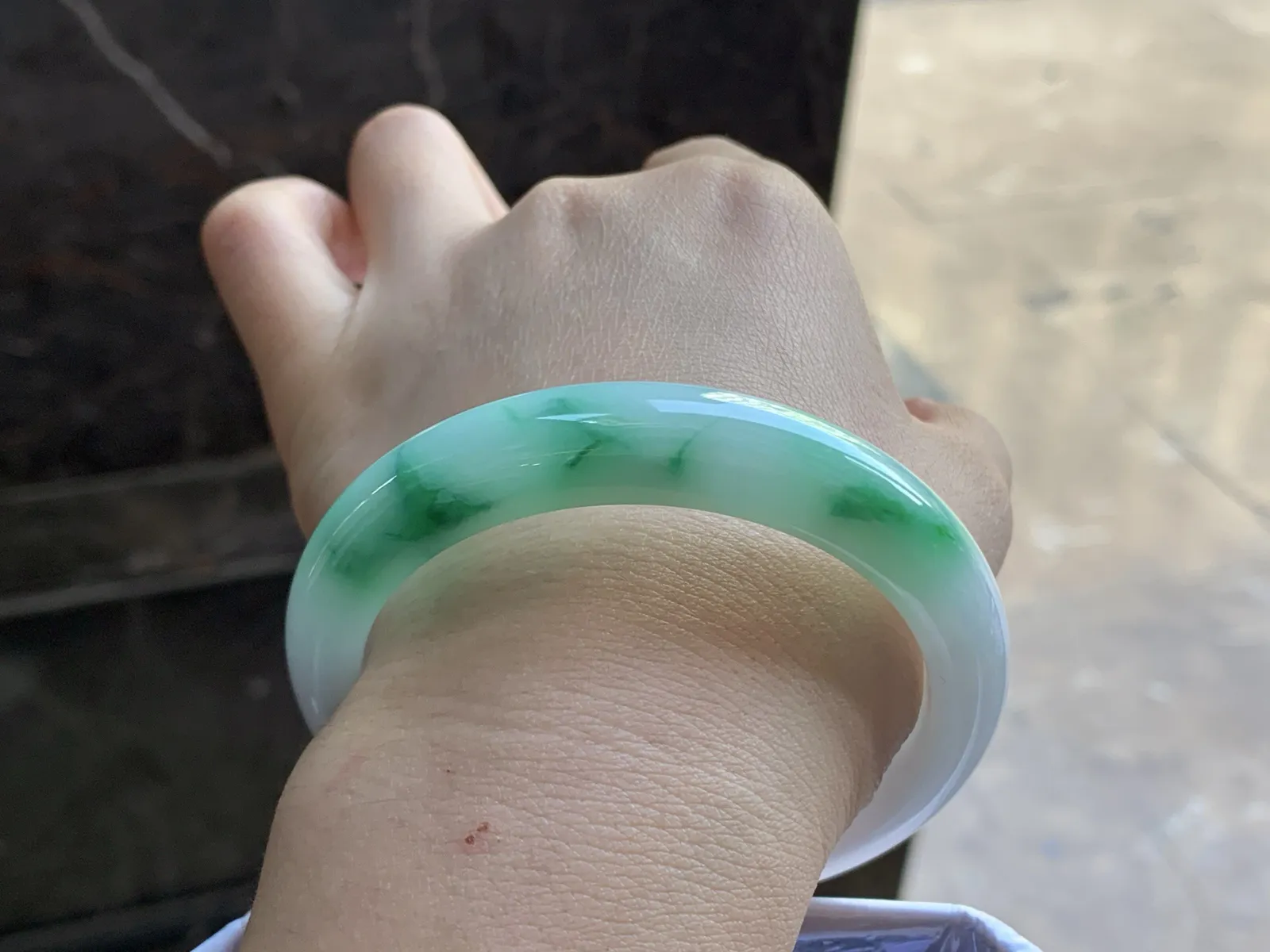 57-11.7-8.4

带色手镯^_^玉质温润 细腻