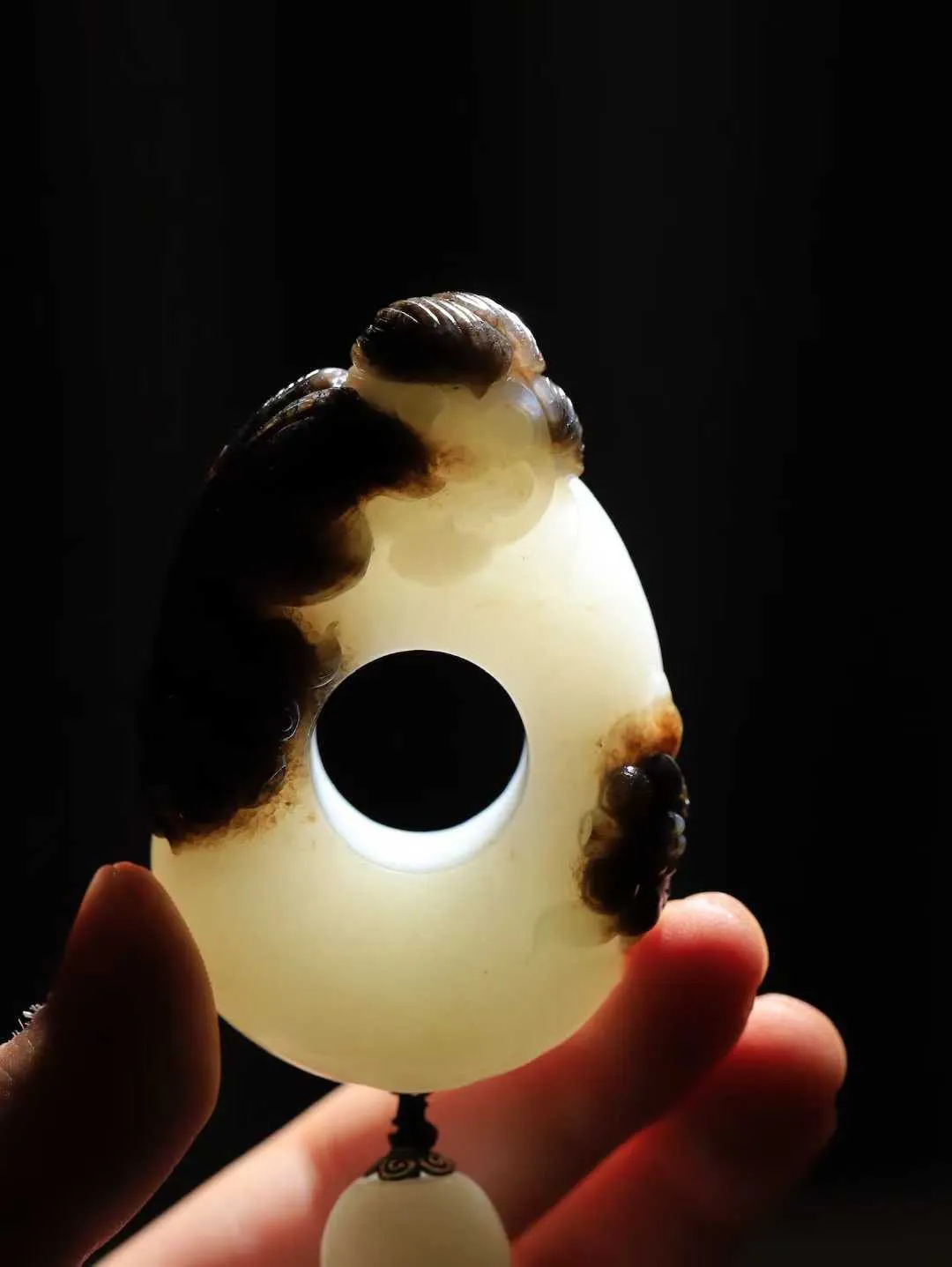 （莲年有余.扳指）

精品和田玉白玉带皮连年有余扳指，质地温润滋腻，手感上佳，精雕莲花，细致入微，线条柔和自然。池清疑水浅,莲动知鱼散，细作清幽莲花，日月散淡，极具灵气，画面和谐美好，寓意一品清廉，连年有余。
重97.8克   尺寸17.8-19.2-29.5mm   451063100A