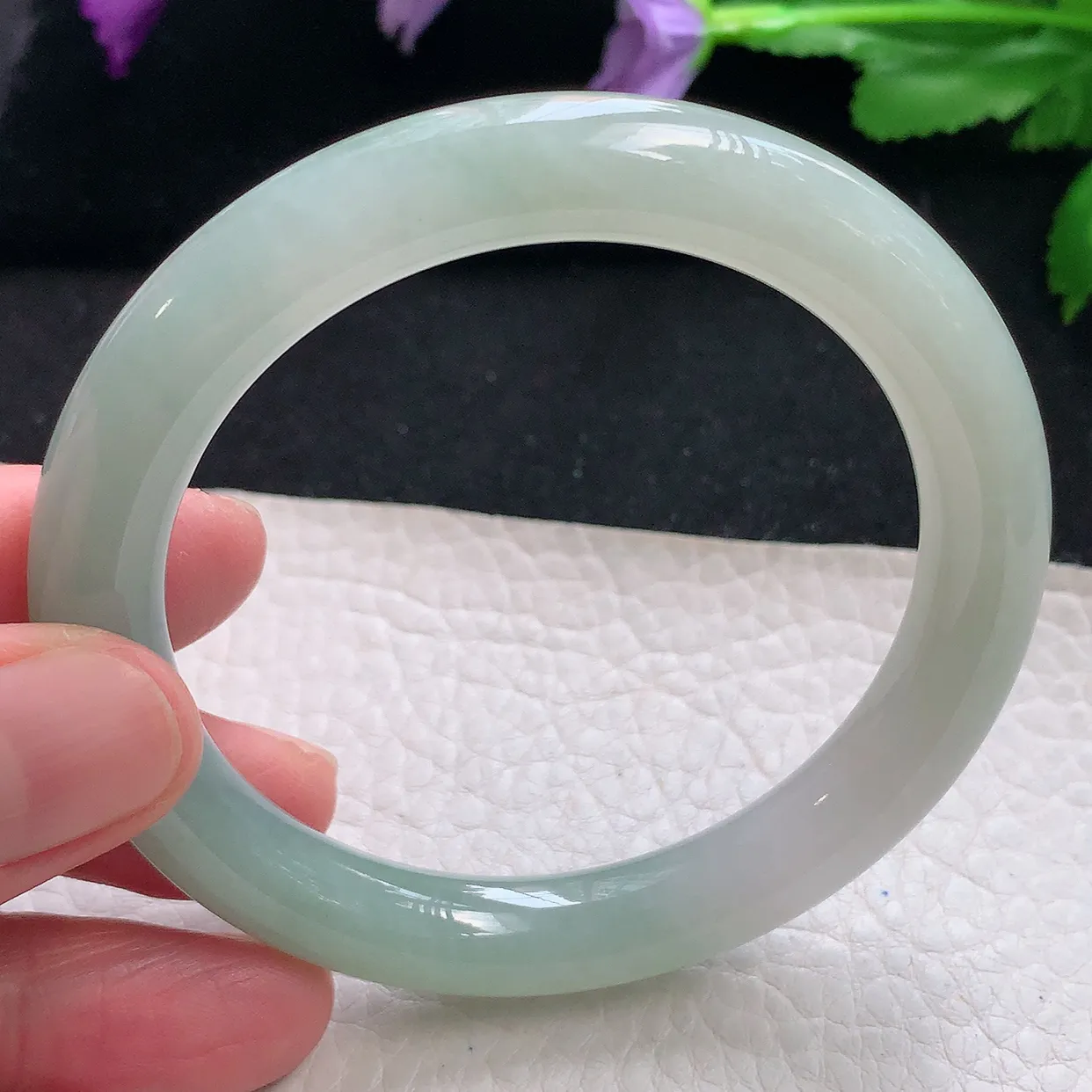 n自然光55.5*9*9.2圆镯 天然缅甸翡翠a货手镯淡绿叮当镯子圆条手镯