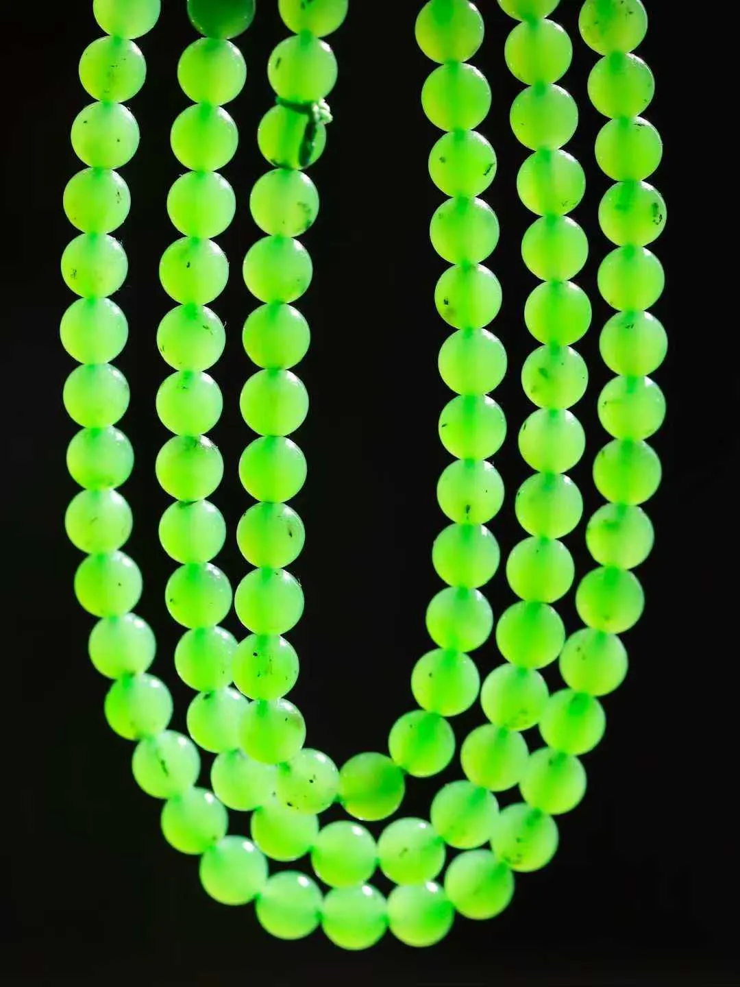 【珠圆玉润.项链】

精品和田玉碧玉珠圆玉润项链 玉质温润细腻  整串打磨圆润，佩戴舒适。珠珠落玉盘，间关莺语花底滑，一生美好时光，无论身在何处，都有它相伴相守。事事顺遂，幸福美满，吉祥如意。重35.5克 尺寸取一5.8mm  791073178A