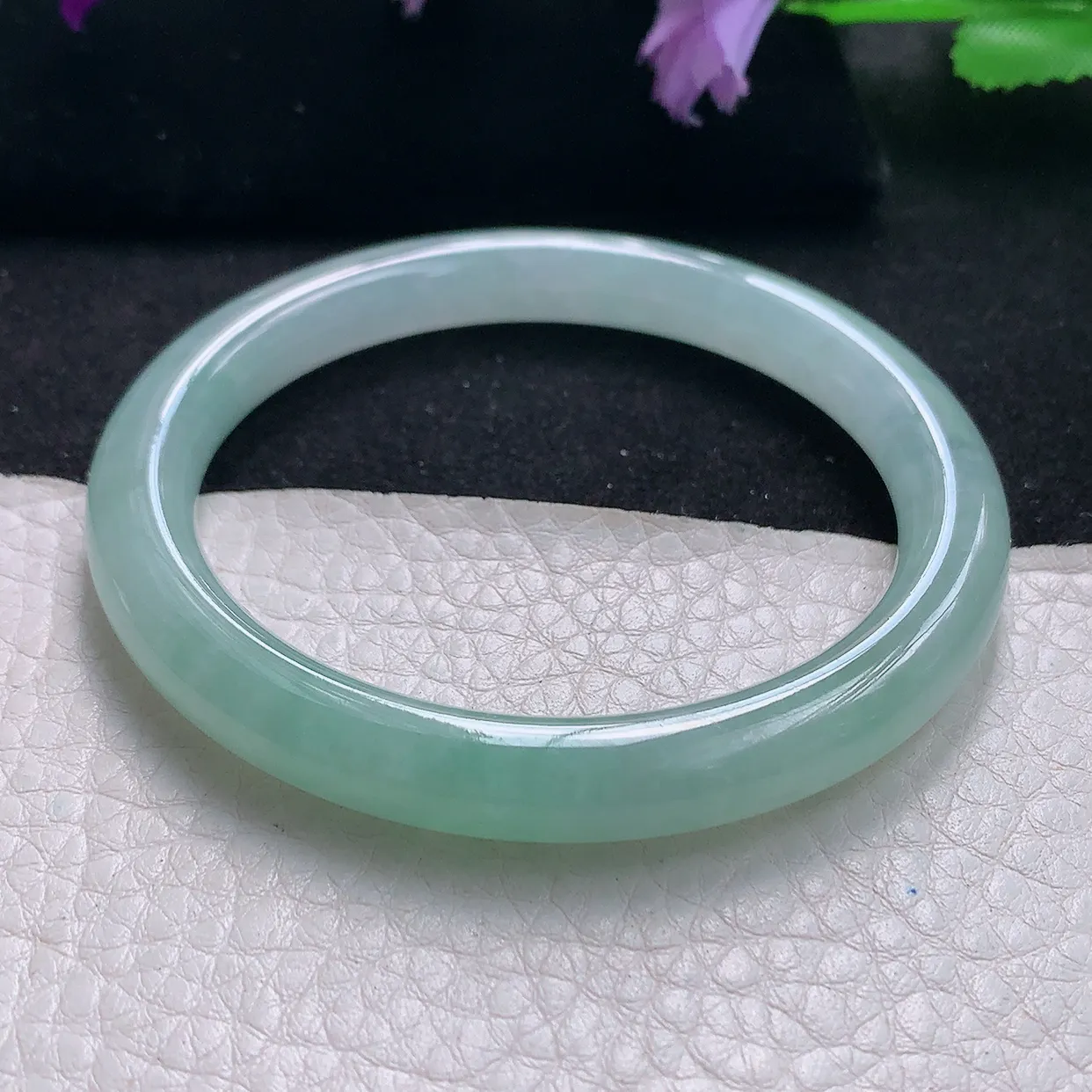 xh自然光54.5*8.4*8圆条镯 天然缅甸翡翠a货手镯淡绿圆镯