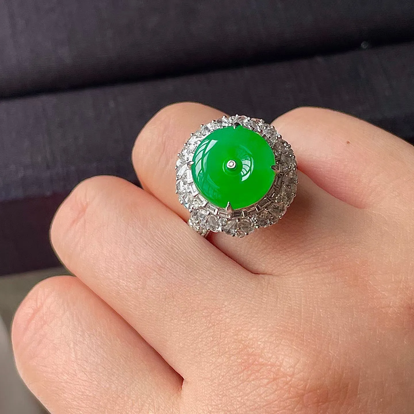 缅料冰种阳绿平安扣套装.色辣，饱满水润，18k金镶嵌，无裂，戒指11.1/4.5--17.1/13.6吊坠16.3/4.5--32.5/22.7/13.2