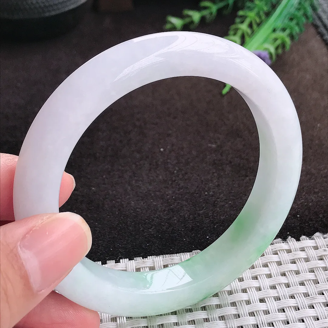 自然光57.8/11.4/9.8老坑精美温润飘绿手镯宽边翡翠玉镯美人镯