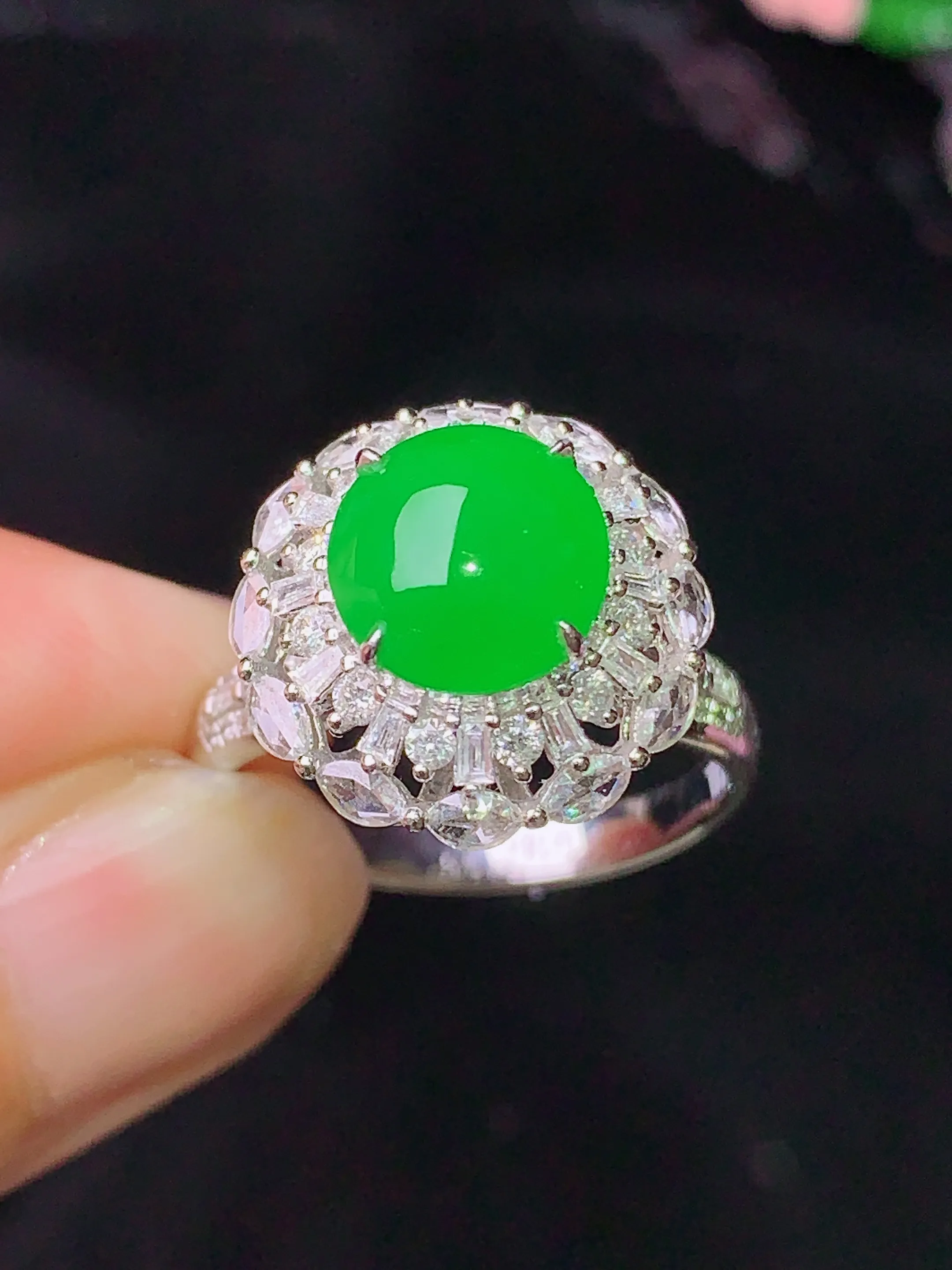 18k金钻镶嵌满绿蛋面吊坠 玉质细腻 色泽清新艳丽 圈口13.5 整体尺寸14.8*11