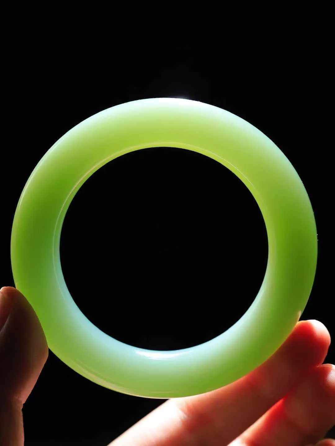 【玉佳人·手镯】

典藏级臻品️和田玉碧玉圆条手镯 ，玉质细腻油润，做工细致精美，端庄素雅，亭亭玉立，芊芊素手。芊芊素手，怎能忘镯？秀美圆条，更显婀娜。内径56mm 尺寸12.7-12.7mm重86.8克691042480A