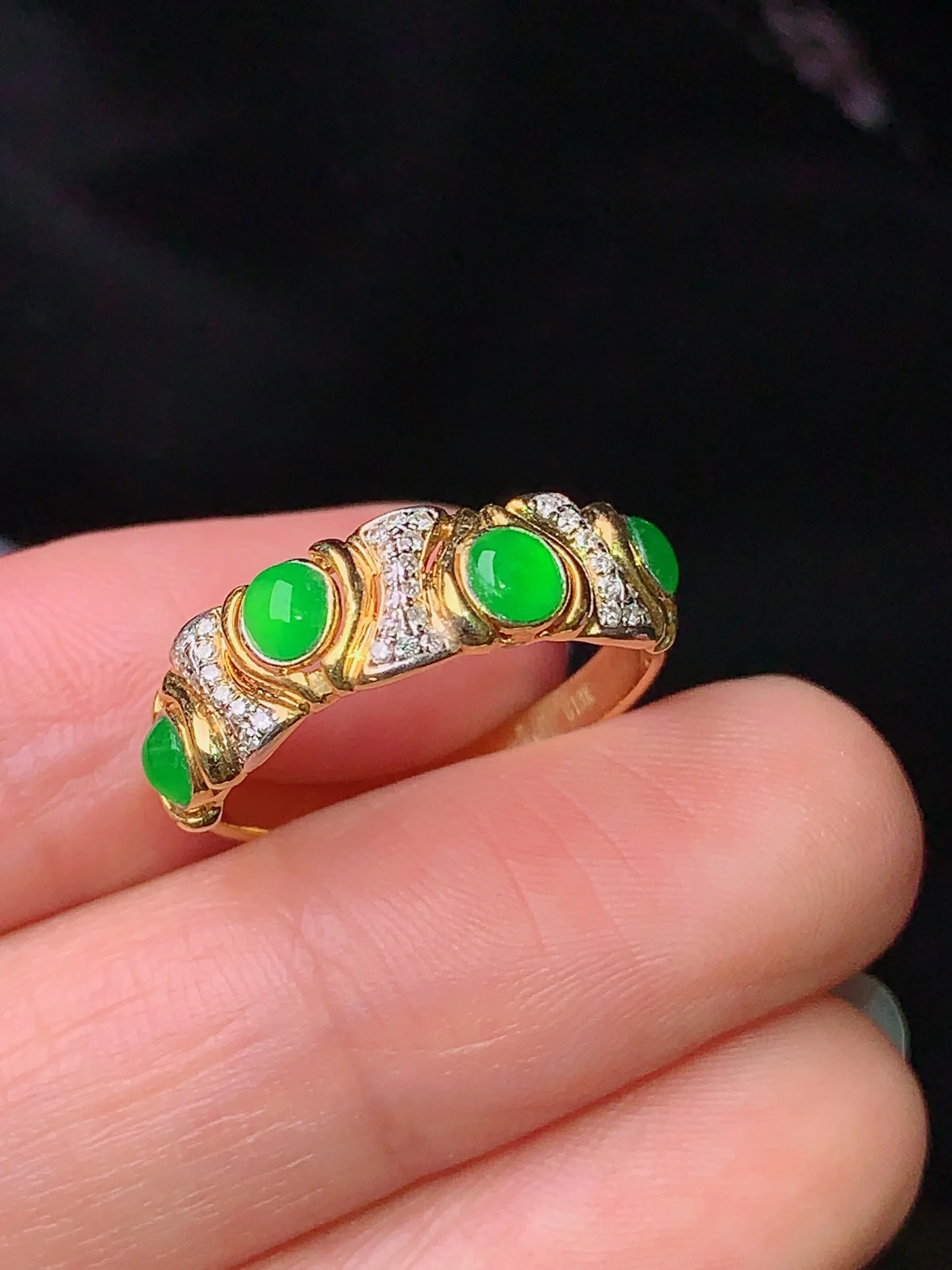 18k金钻镶嵌翠绿蛋面戒指 玉质细腻 色泽清新艳丽 圈14 整体尺寸3.2*2