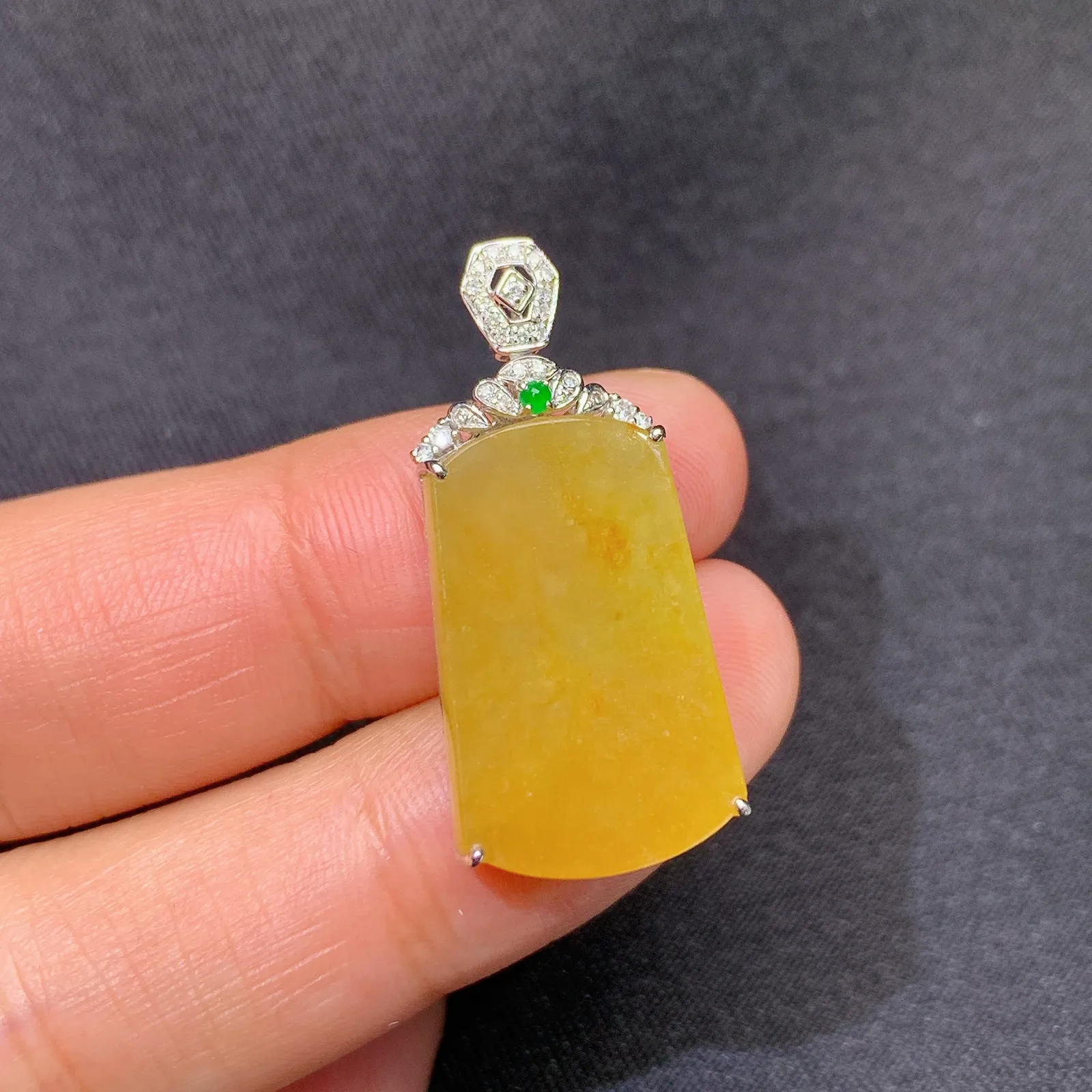 冰黄翡无事牌吊坠，18k金镶嵌，色泽鲜艳，水色超佳 尺寸29.7*13.6*5
