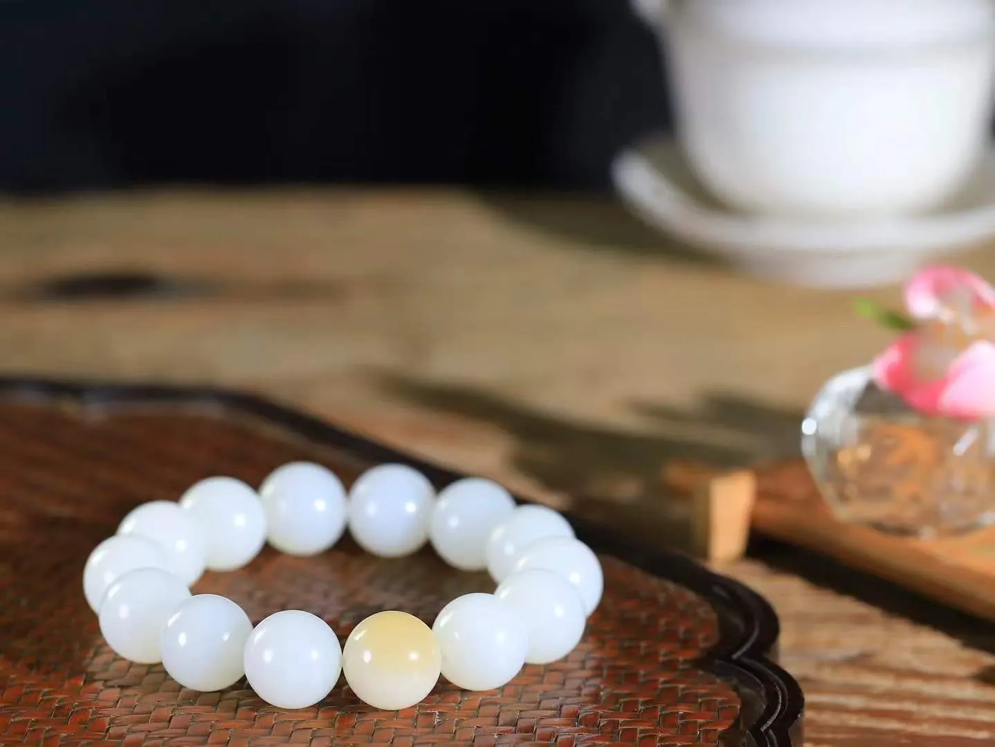 【珠圆玉润.手串】

精品和田玉糖白玉珠圆玉润手串 玉质温润细腻  整串打磨圆润，佩戴舒适。珠珠落玉