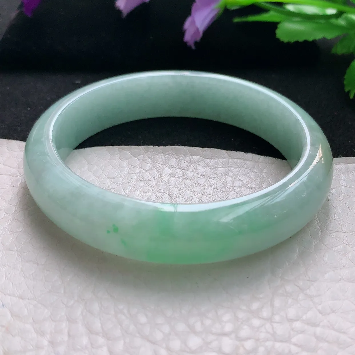 js自然光57.5*13*7.8平安镯天然缅甸翡翠手镯水润浅绿正圈宽边镯子