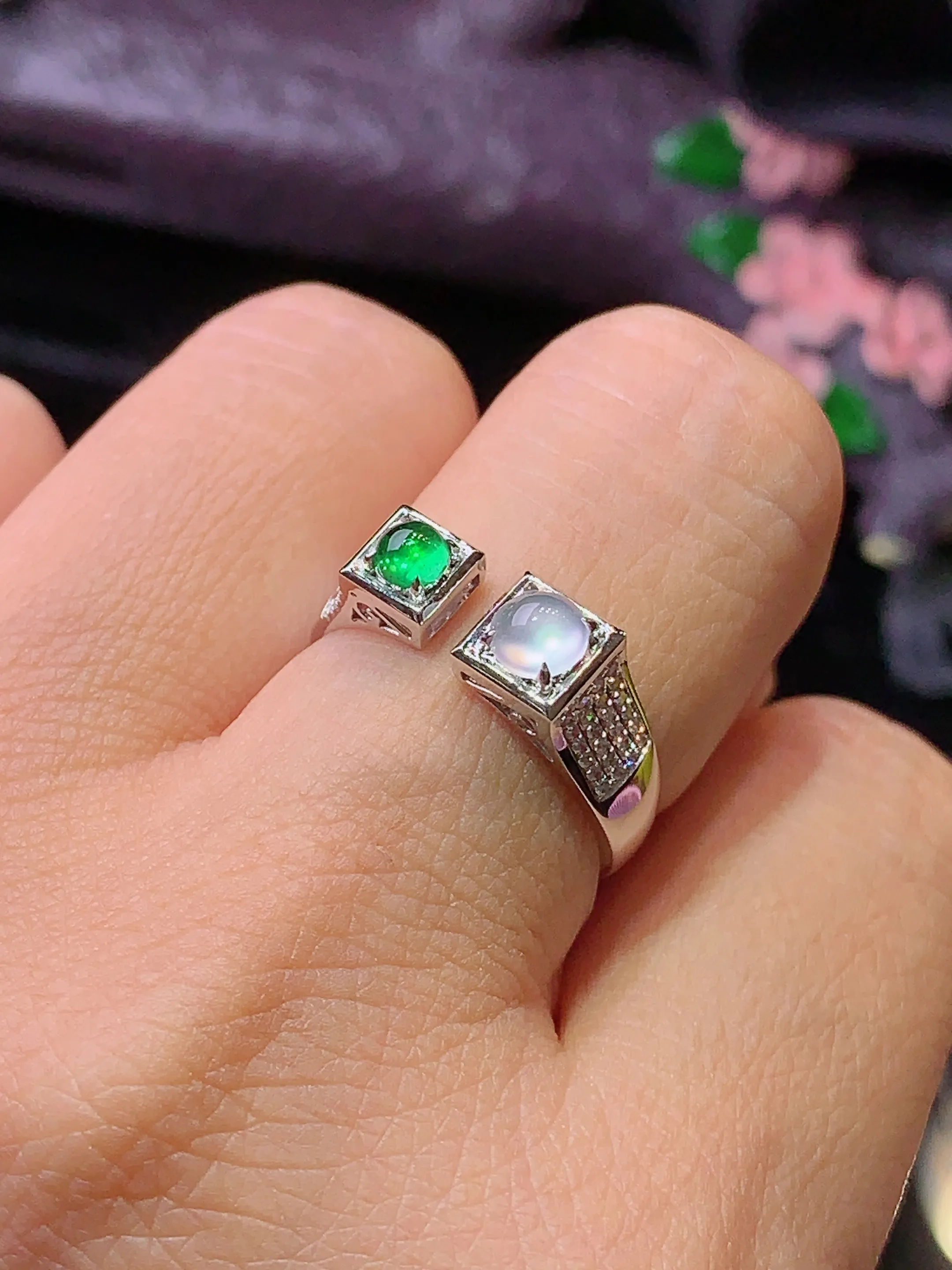 18k金钻镶嵌祖母绿冰蛋面戒指 玉质细腻 色泽清新艳丽 圈口13.5 整体尺寸4*2.2