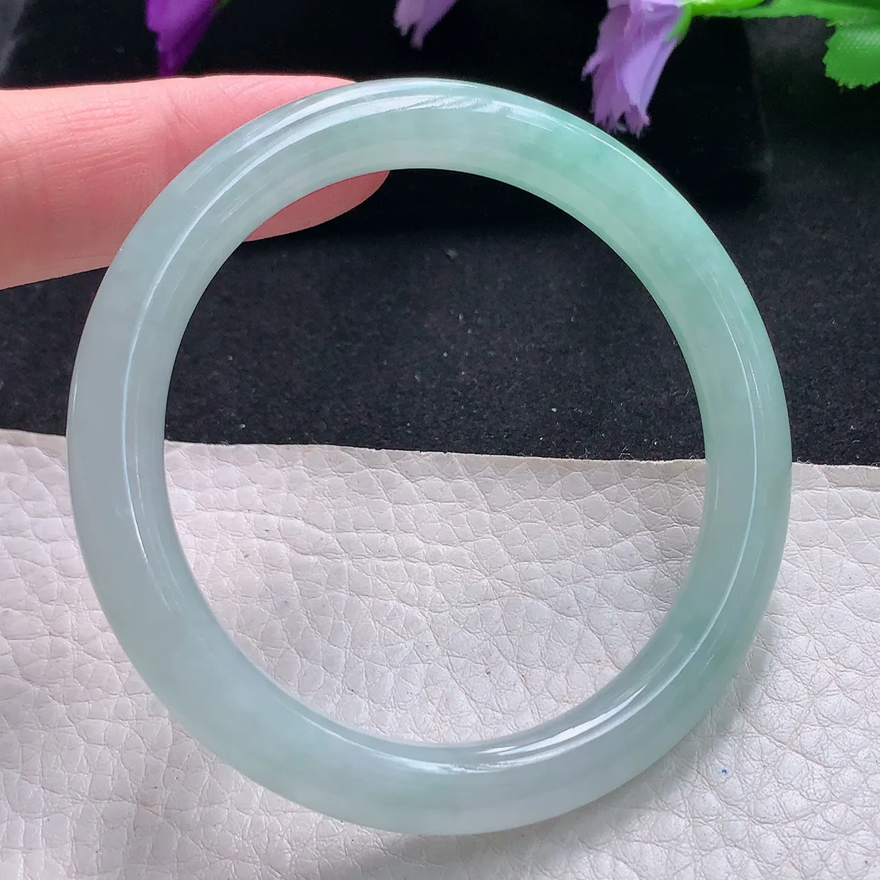 xh自然光54.5*8.4*8圆条镯 天然缅甸翡翠a货手镯淡绿圆镯