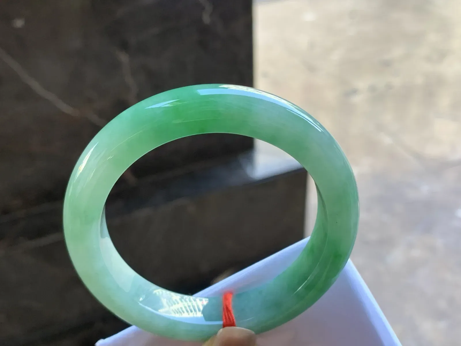 56-12.5-9.6

阳绿色手镯^_^玉质温润 清新细腻