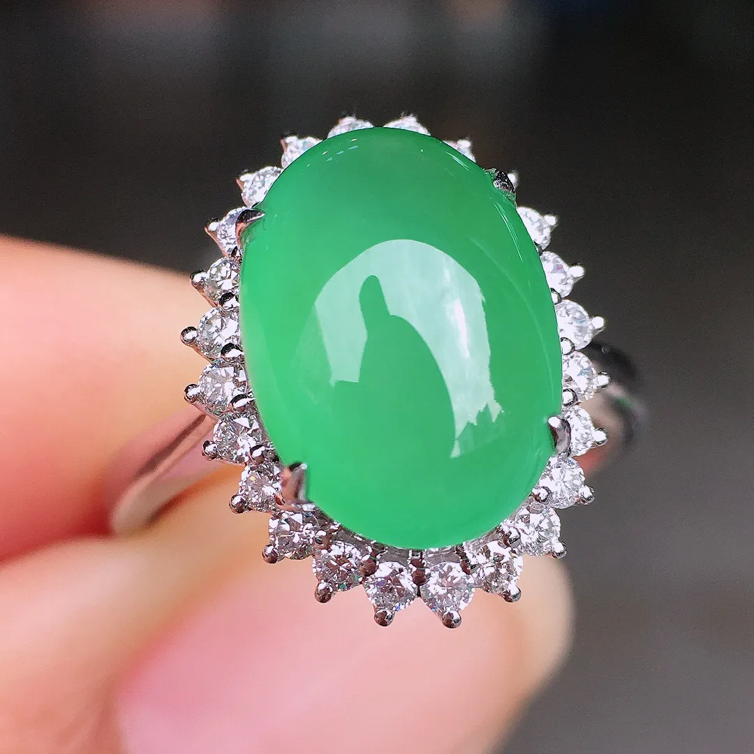 晴水蛋面戒指，色泽均匀艳丽，玉质细腻，荧光感超
强，饱满圆润，尽显优雅气质，18k
金豪华镶嵌