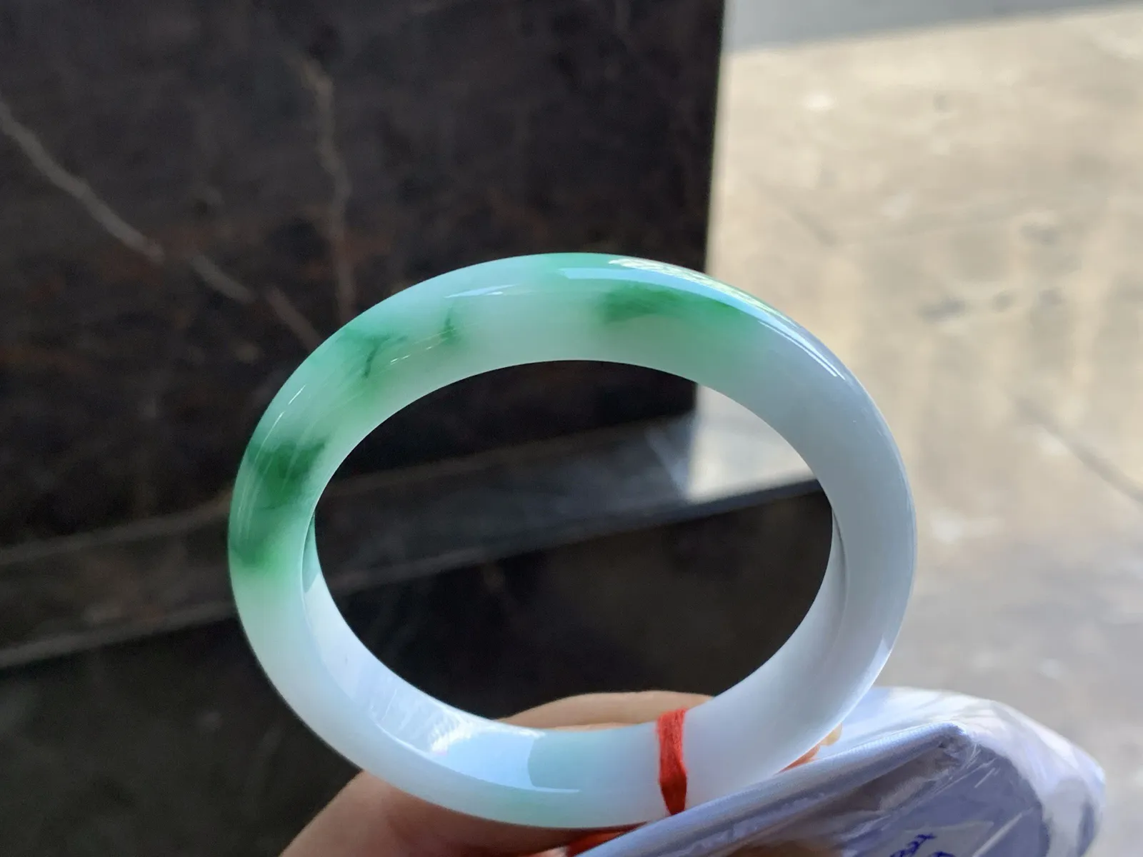 57-11.7-8.4

带色手镯^_^玉质温润 细腻