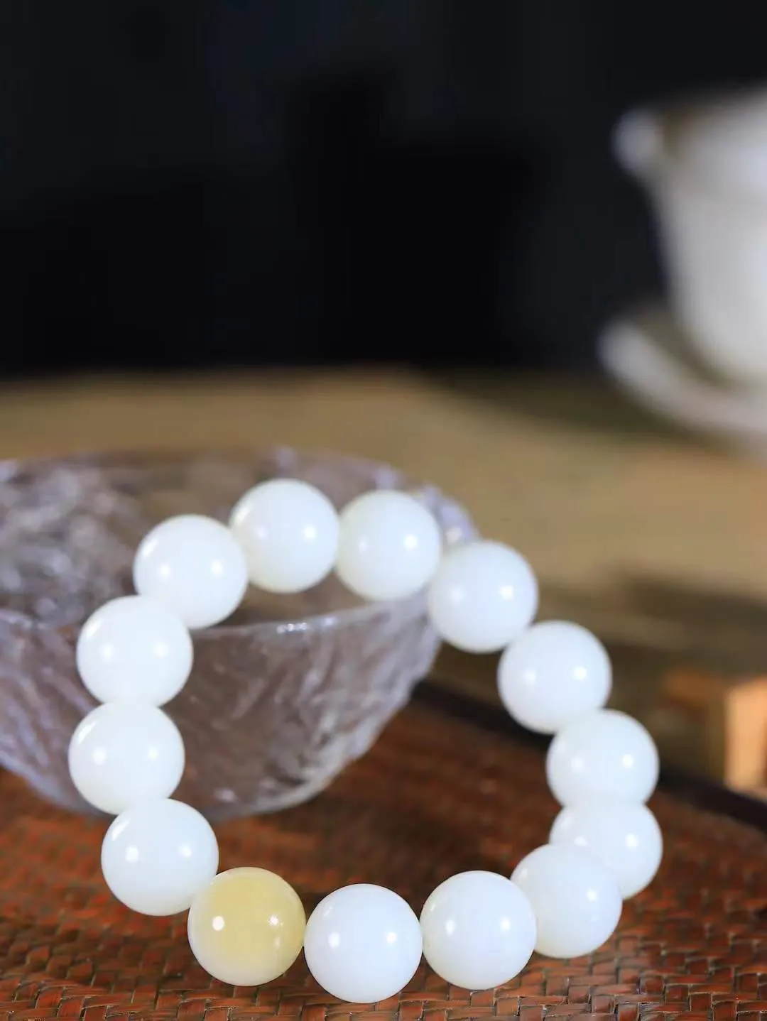 【珠圆玉润.手串】

精品和田玉糖白玉珠圆玉润手串 玉质温润细腻  整串打磨圆润，佩戴舒适。珠珠落玉盘，间关莺语花底滑，一生美好时光，无论身在何处，都有它相伴相守。事事顺遂，幸福美满，吉祥如意。重71克   尺寸取一14.9mm   FDL-691073100