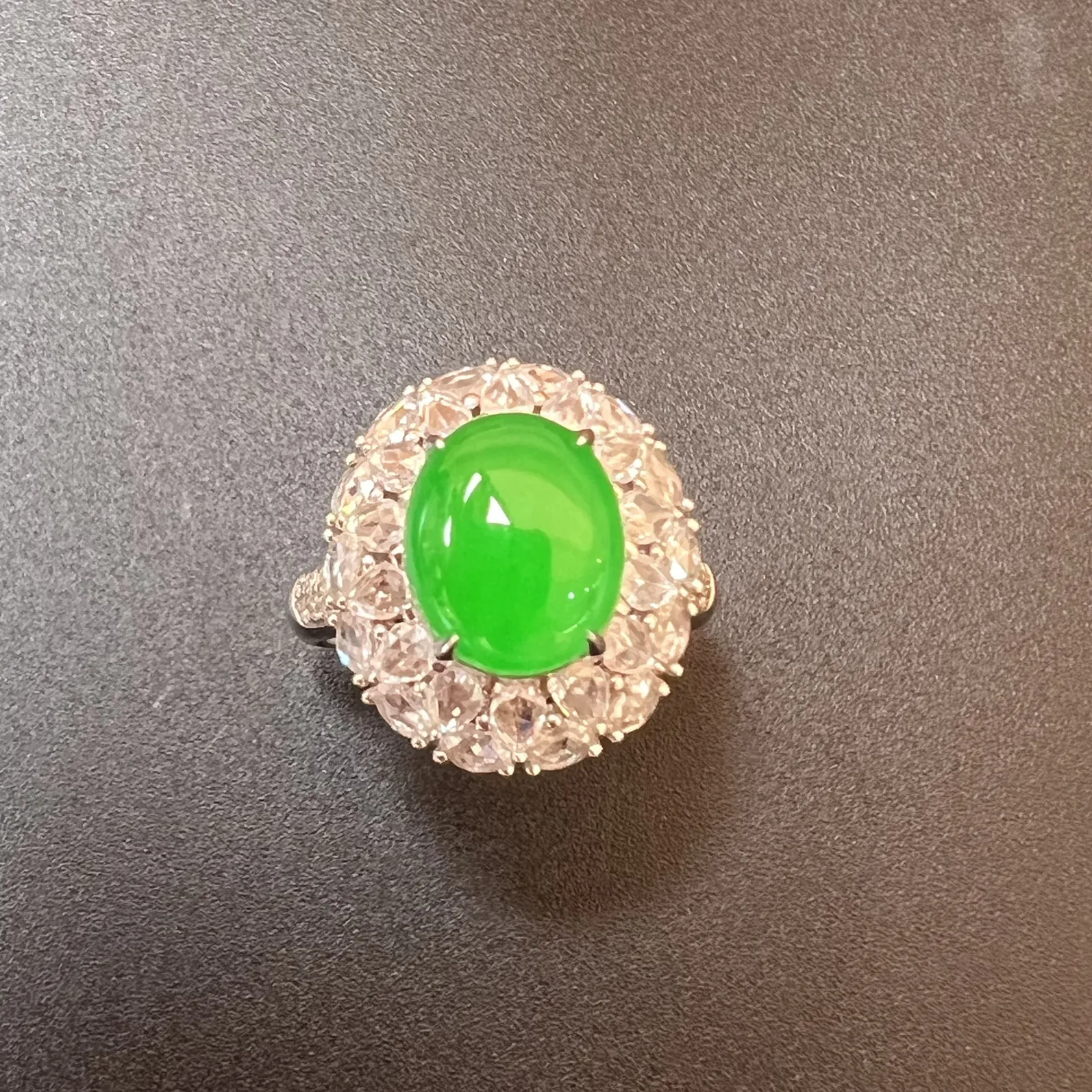 精品戒指质量杠杠滴，整体尺寸17.2*15.3*13.2 裸石尺寸10*8.5*3.8