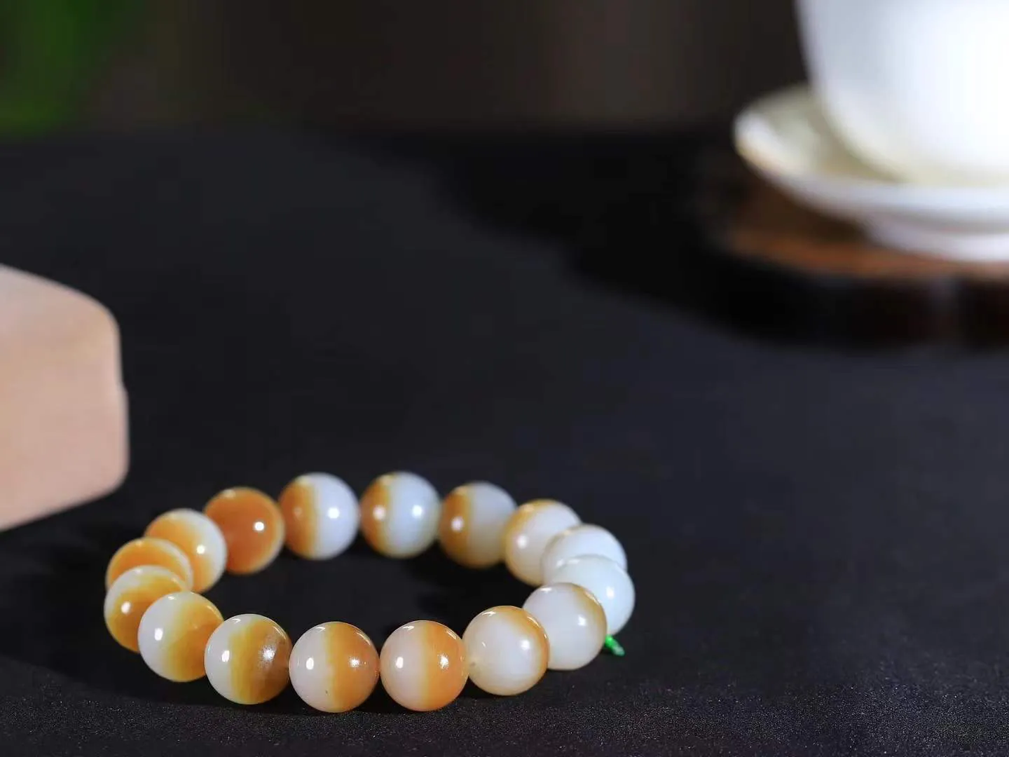 【珠圆玉润.手串】

精品和田玉糖白玉珠圆玉润手串 玉质温润细腻  整串打磨圆润，佩戴舒适。珠珠落玉