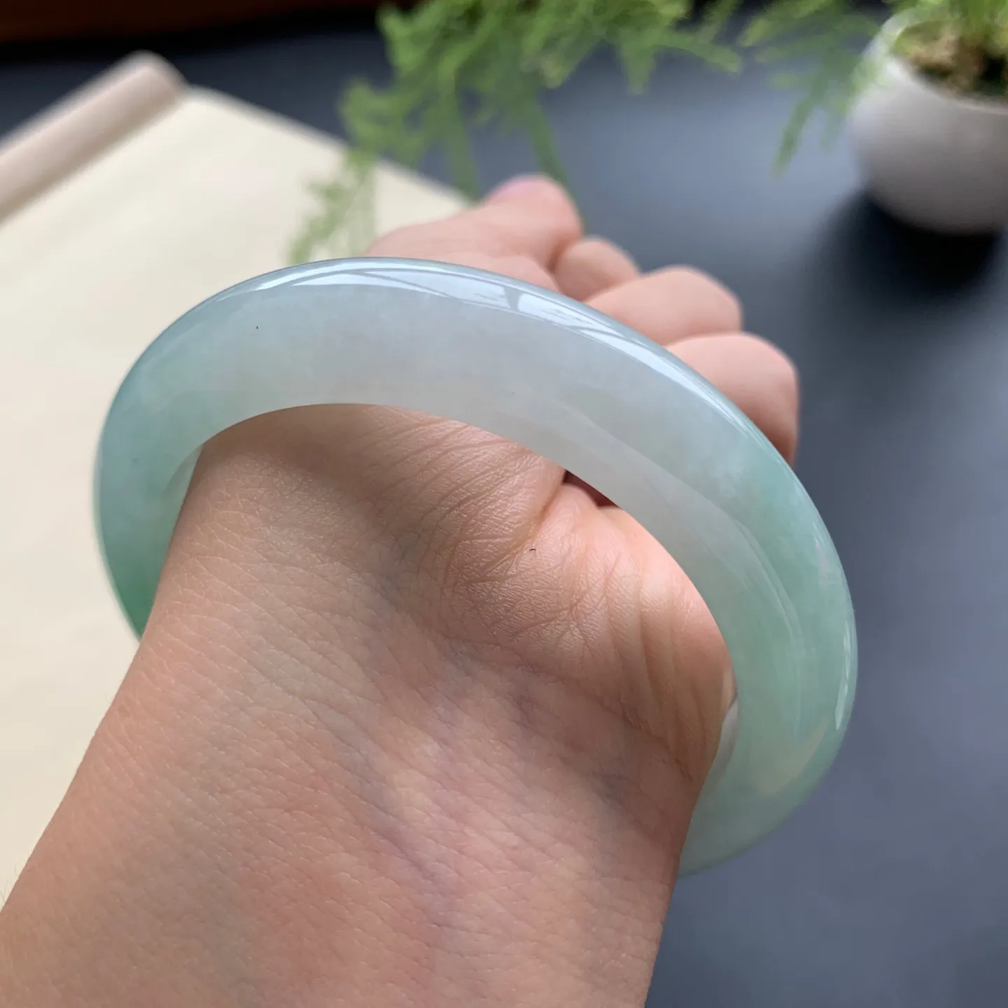 55.8圈口飘绿正圈手镯 尺寸：55.8-11.8-9，无纹裂，色泽靓丽，版型厚装