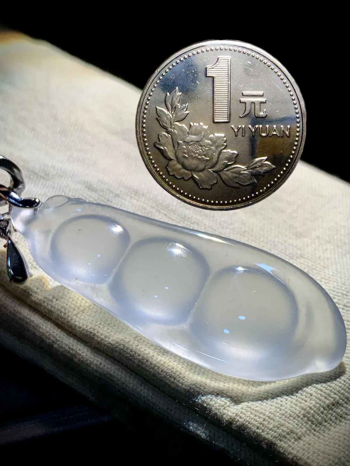 白冰豆子，裸石约52-20-9.2mm。
18K金，南非钻，翡翠绿水滴，不配图链