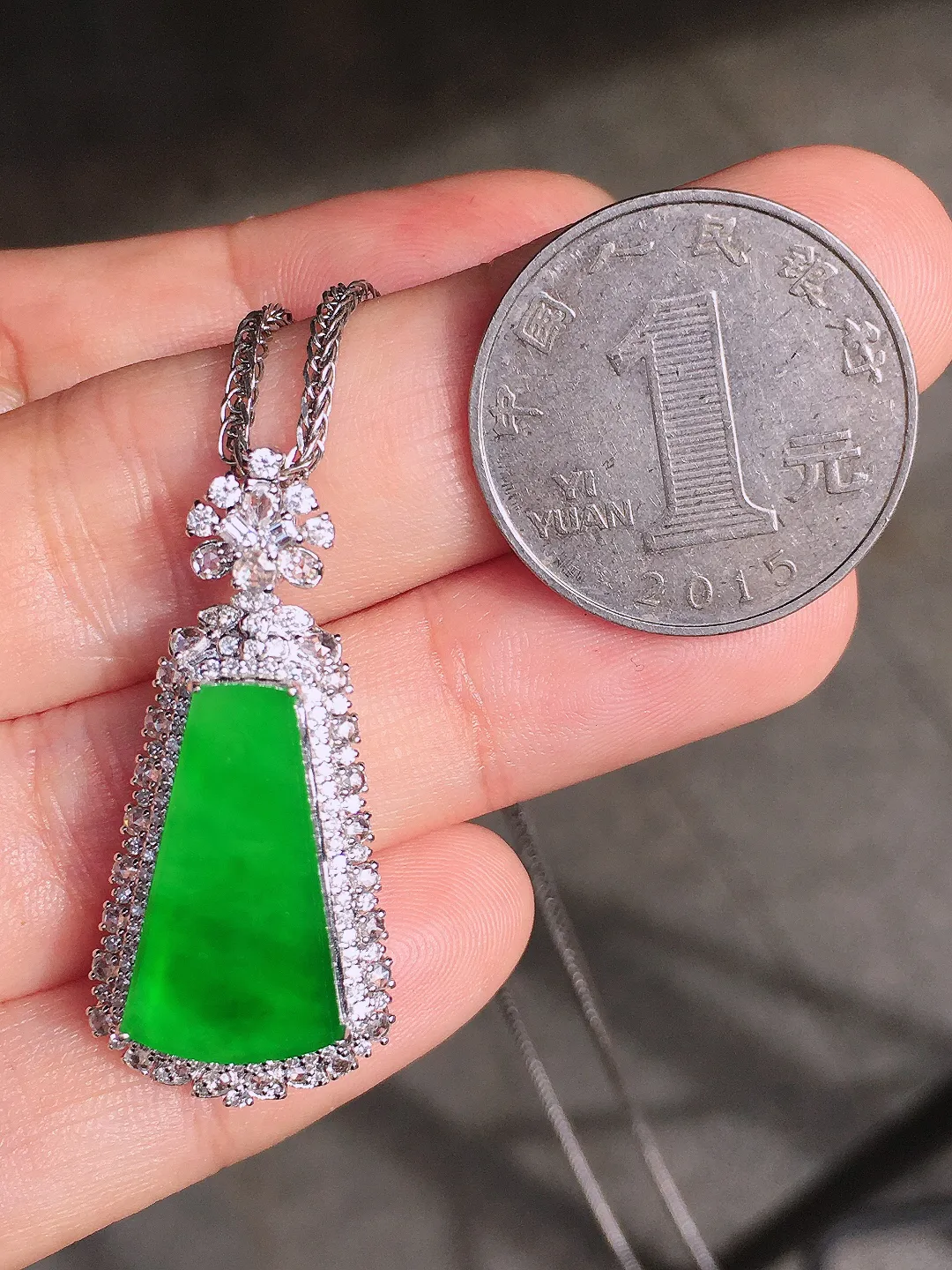 阳绿无事牌吊坠，色泽均匀艳丽，玉质细腻，荧光感超
强，饱满圆润，尽显优雅气质，18k
金豪华镶嵌