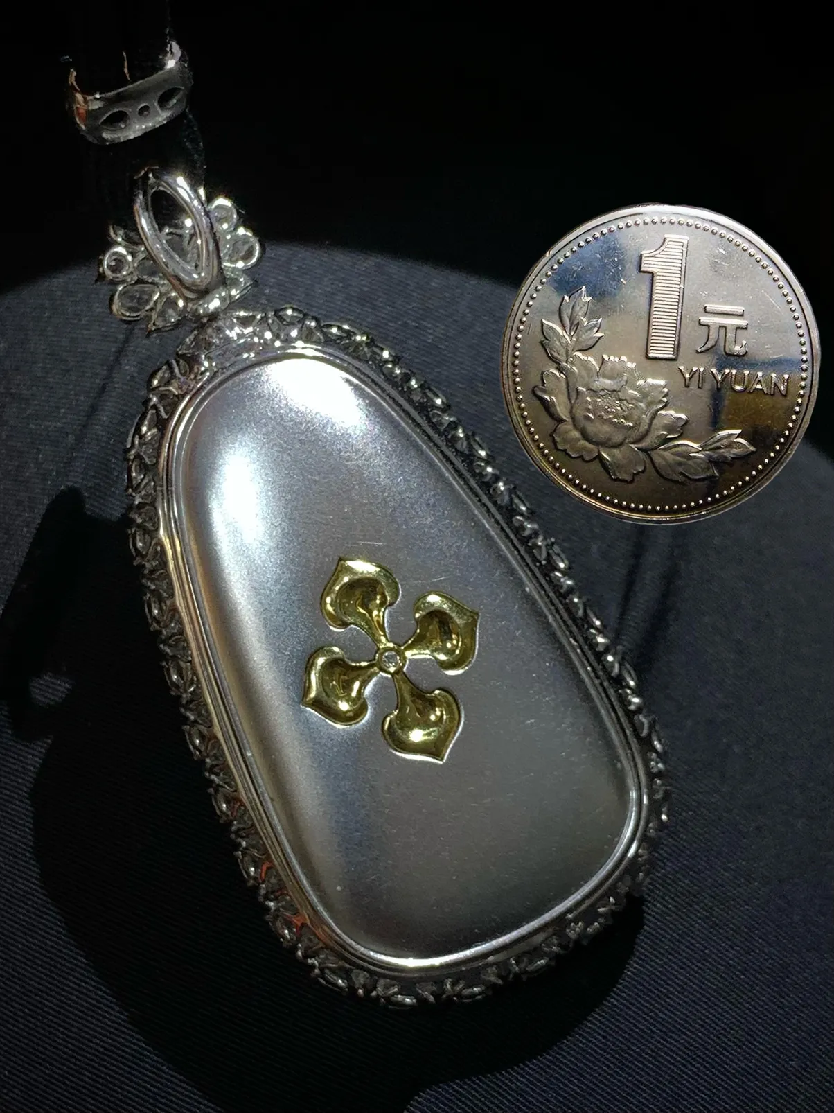 绿如意，裸石43-26-3mm，
整体61-30.2-12.5mm，
18K金，南非钻，