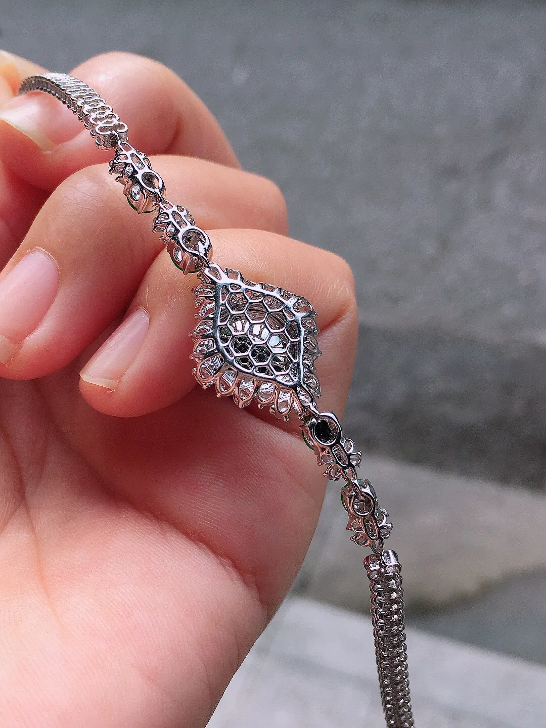 （冰+绿）蛋面手链，色泽均匀艳丽，玉质细腻，荧光感超
强，饱满圆润，尽显优雅气质，18k
金豪华镶嵌