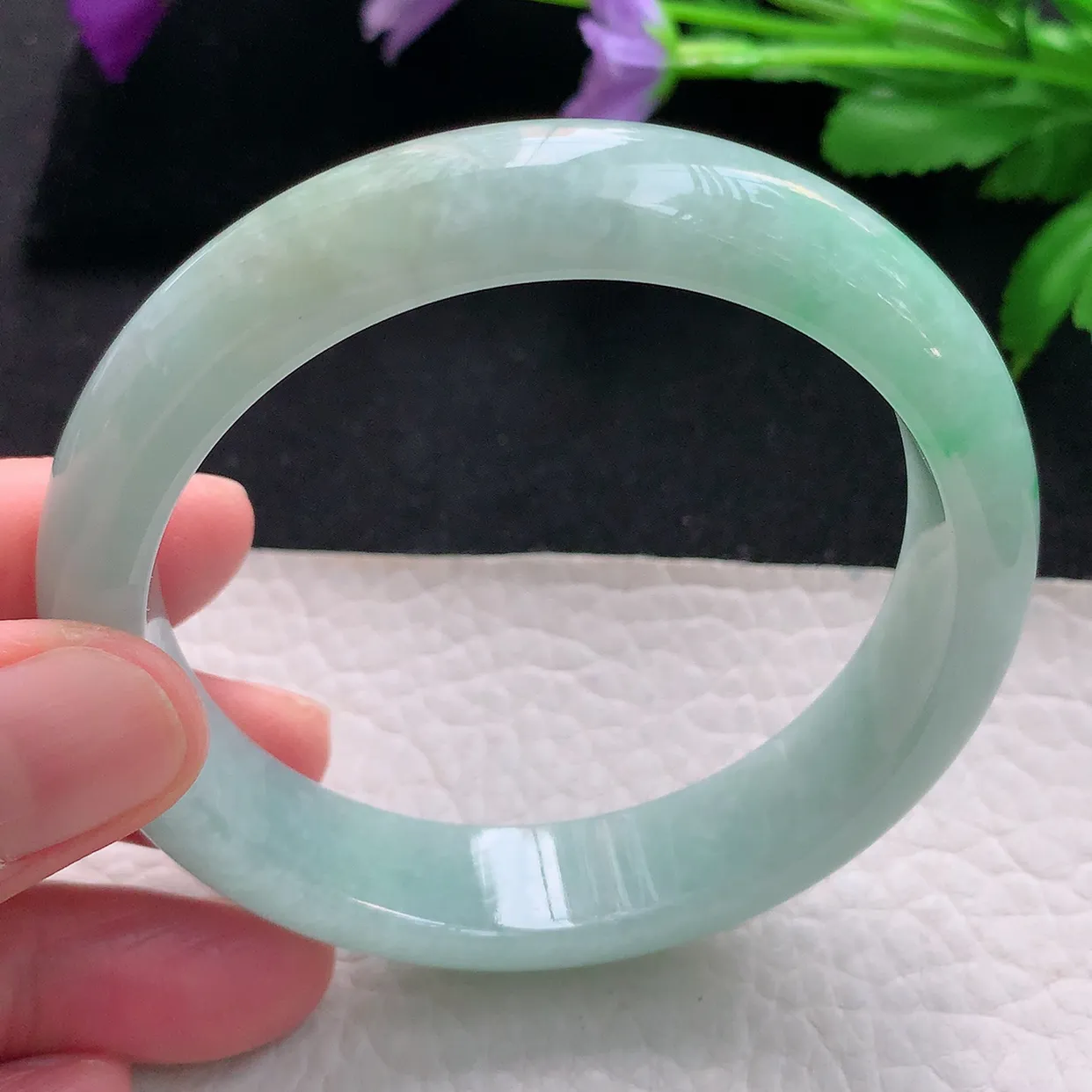 js自然光57.5*13*7.8平安镯天然缅甸翡翠手镯水润浅绿正圈宽边镯子