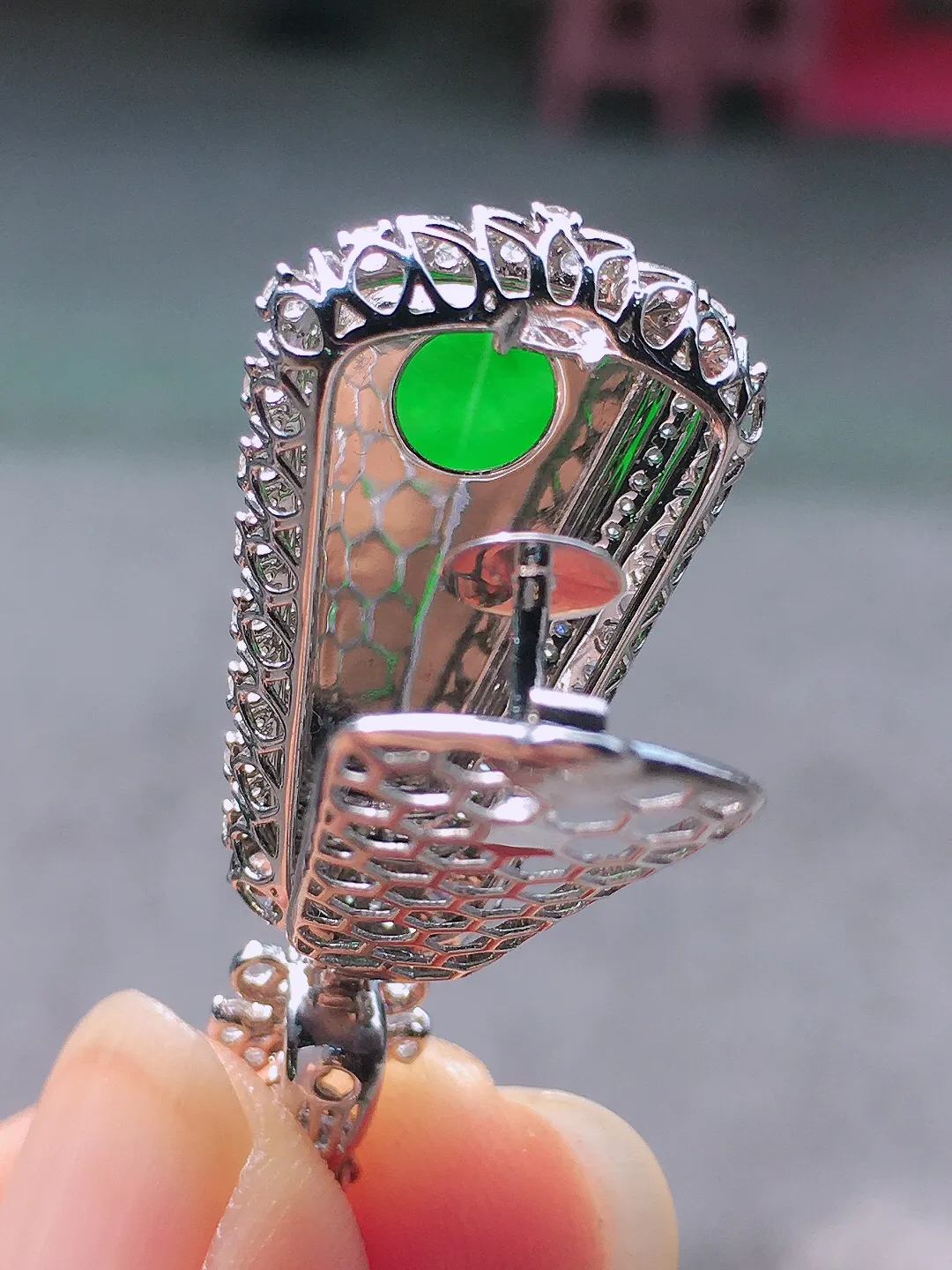 阳绿无事牌吊坠，色泽均匀艳丽，玉质细腻，荧光感超
强，饱满圆润，尽显优雅气质，18k
金豪华镶嵌