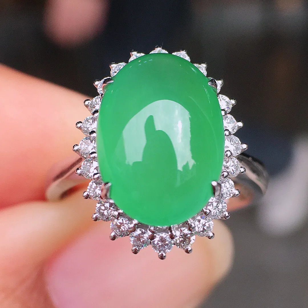 晴水蛋面戒指，色泽均匀艳丽，玉质细腻，荧光感超
强，饱满圆润，尽显优雅气质，18k
金豪华镶嵌