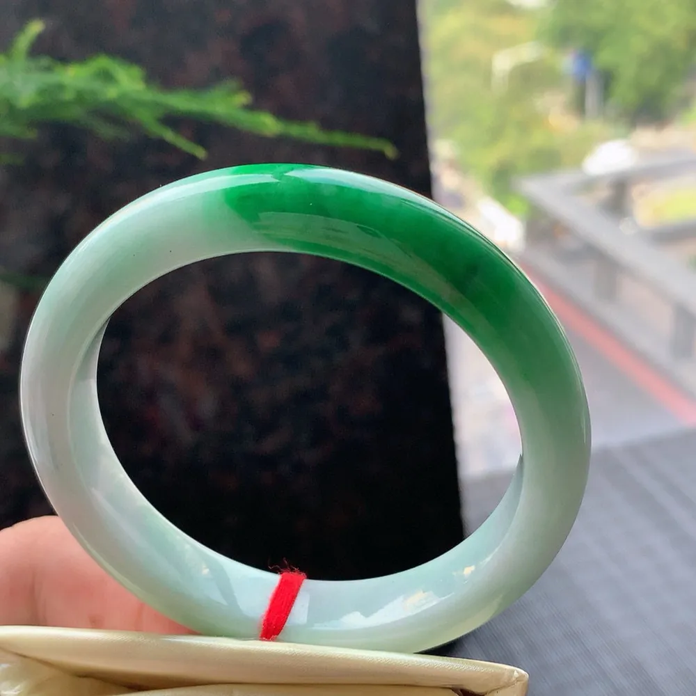 正圈冰糯阳绿 无瑕 尺寸:56.8/11.3/7.9 色好