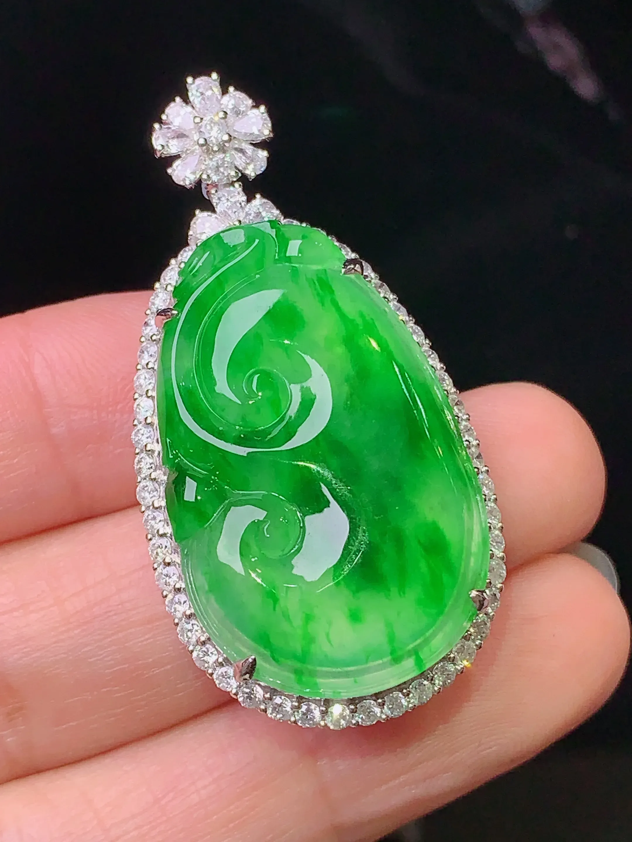 18k金钻镶嵌翠绿如意吊坠 玉质细腻 色泽清新艳丽 整体尺寸42.6*21.8*10.5