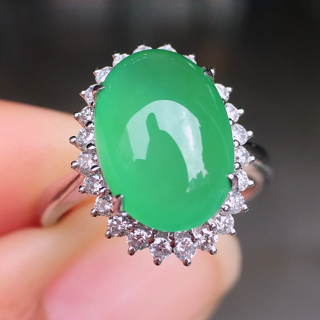 晴水蛋面戒指，色泽均匀艳丽，玉质细腻，荧光感超
强，饱满圆润，尽显优雅气质，18k
金豪华镶嵌