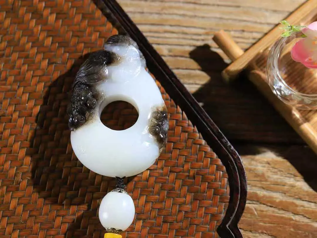 （莲年有余.扳指）

精品和田玉白玉带皮连年有余扳指，质地温润滋腻，手感上佳，精雕莲花，细致入微，