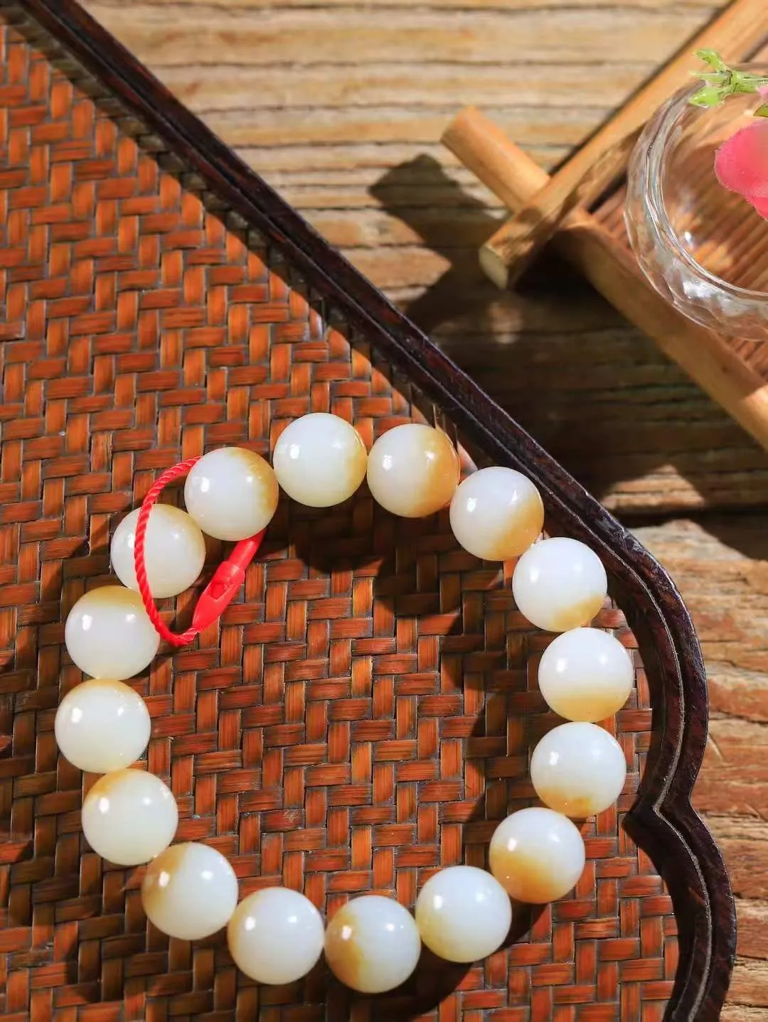 【珠圆玉润.手串】

精品和田玉糖白玉珠圆玉润手串 玉质温润细腻  整串打磨圆润，佩戴舒适。珠珠落玉盘，间关莺语花底滑，一生美好时光，无论身在何处，都有它相伴相守。事事顺遂，幸福美满，吉祥如意。重52.6克   尺寸取一12.9mm   FDL-691073100