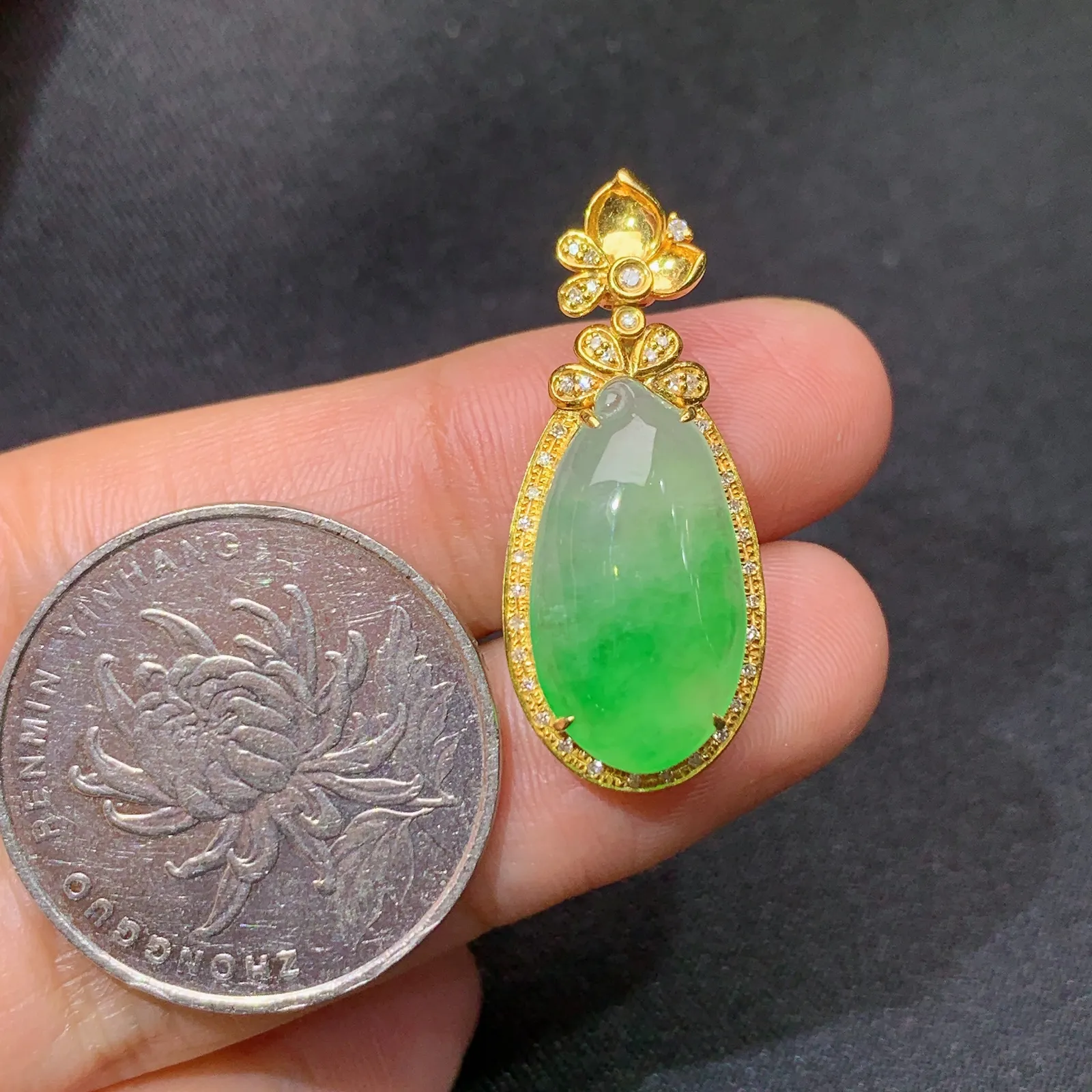 冰飘绿福瓜吊坠，18k金镶嵌，冰润色阳，玉质细腻，种水足 尺寸29.2*12.3*6.7