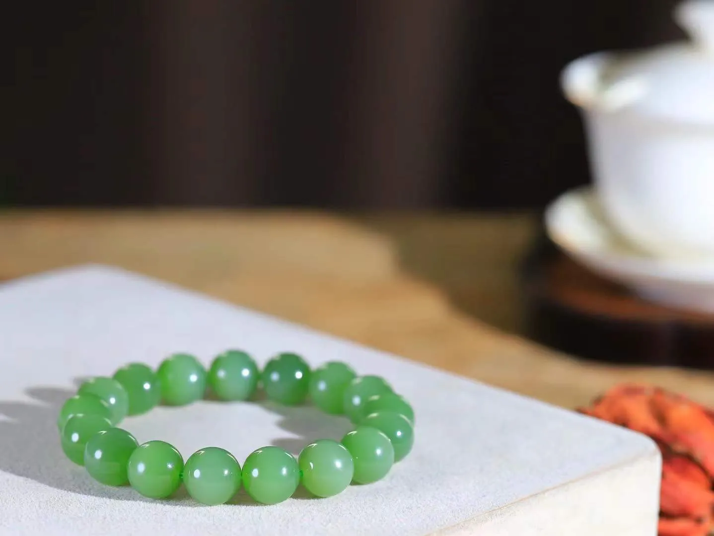 【珠圆玉润.手串】

精品和田玉碧玉微猫眼珠圆玉润手串 玉质温润细腻  整串打磨圆润，佩戴舒适。珠珠