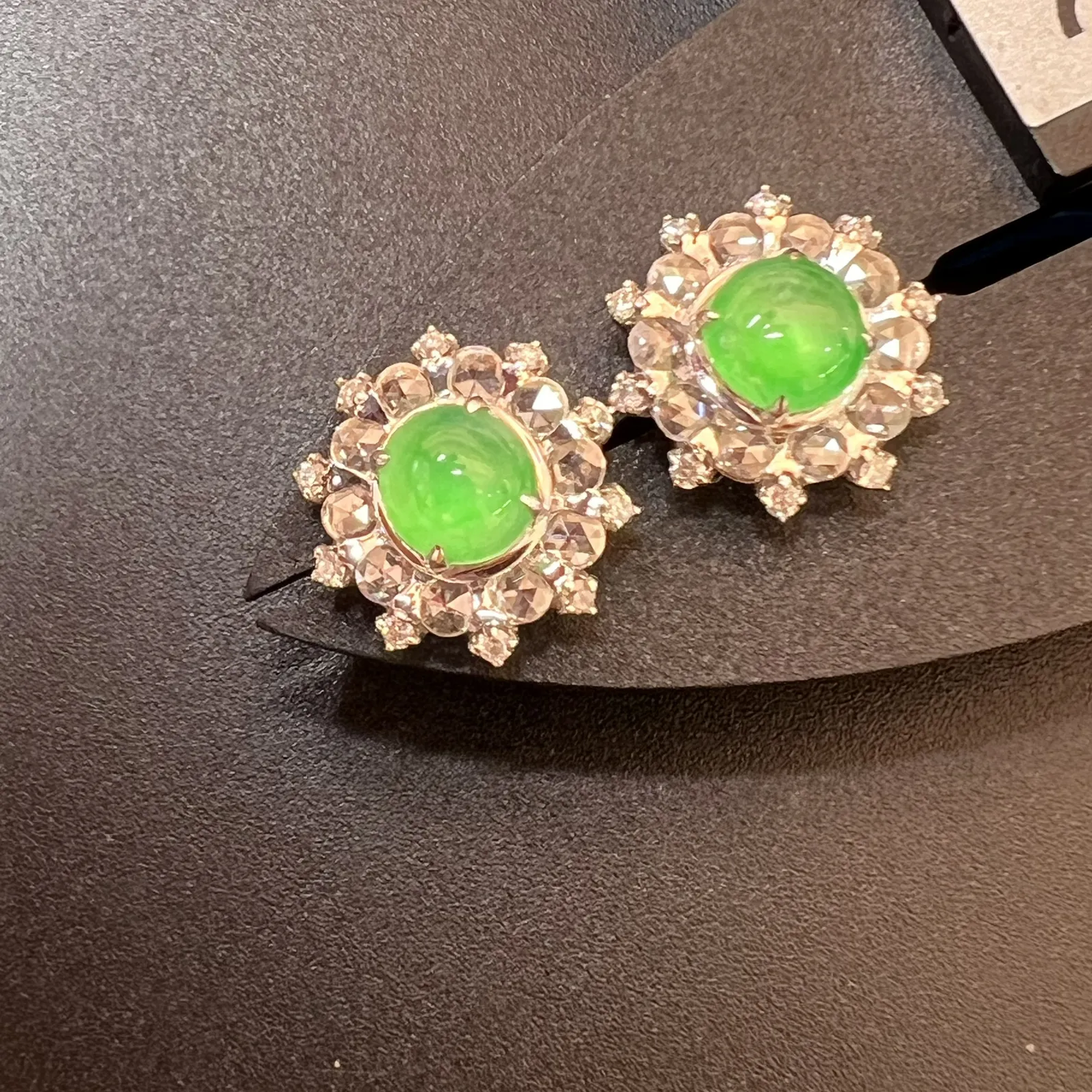 阳绿耳钉种好起光，整体尺寸12.9*6.7 祼石尺寸6*3