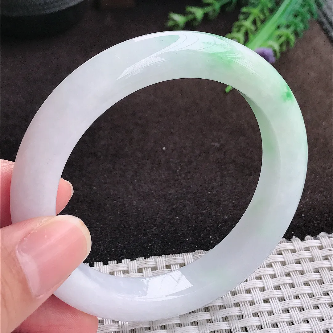 自然光57.8/11.4/9.8老坑精美温润飘绿手镯宽边翡翠玉镯美人镯
