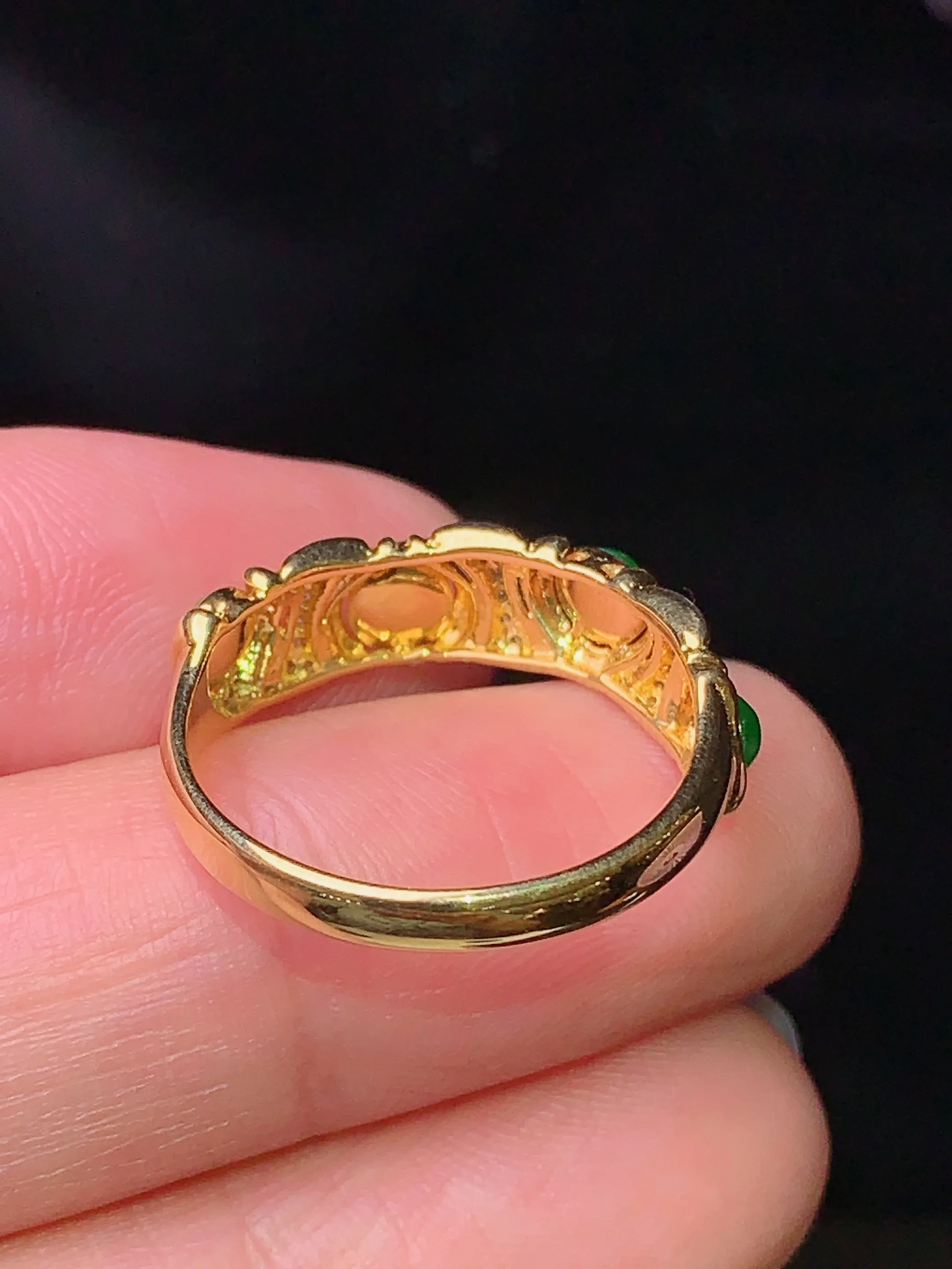 18k金钻镶嵌翠绿蛋面戒指 玉质细腻 色泽清新艳丽 圈14 整体尺寸3.2*2