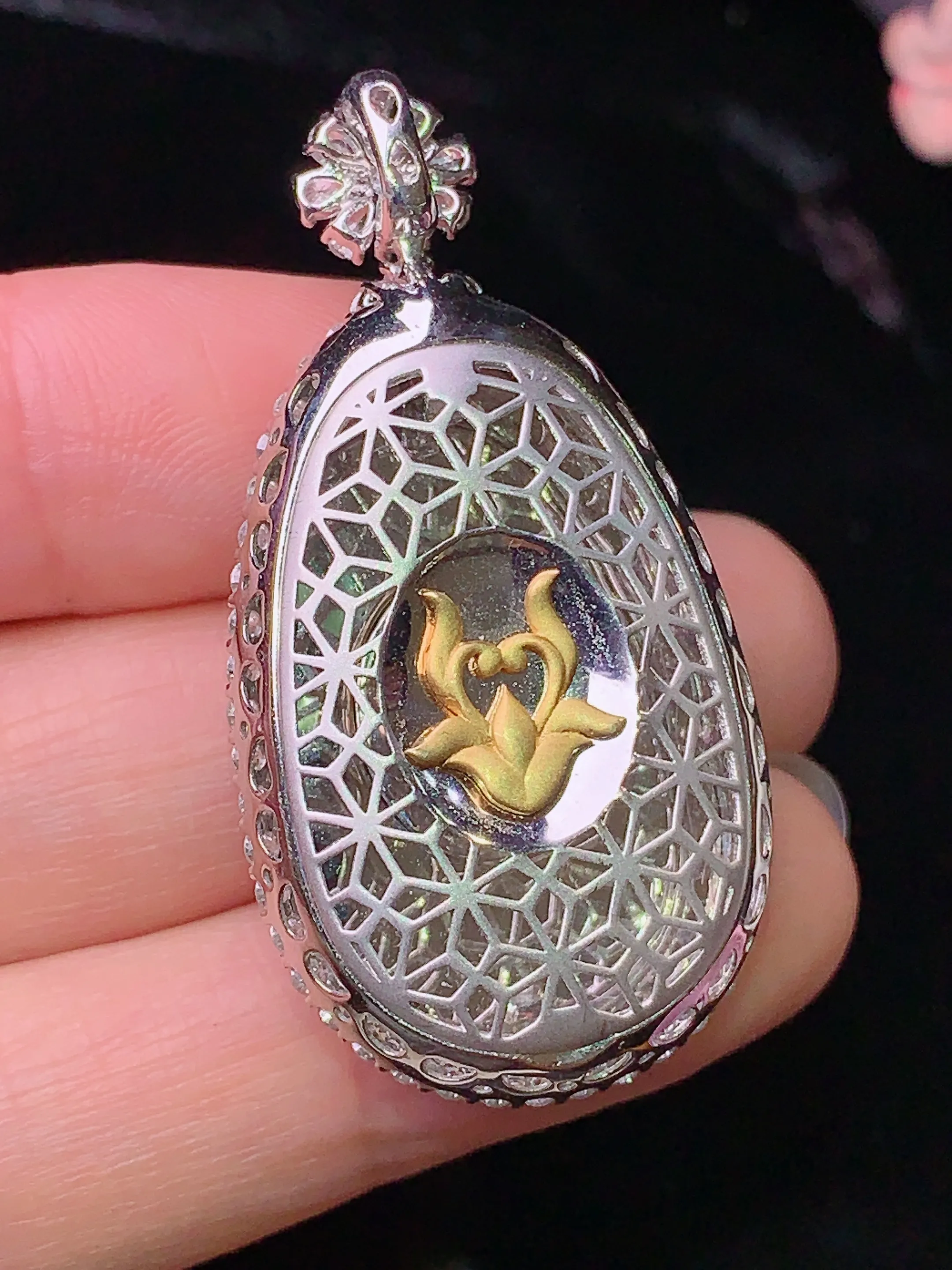 18k金钻镶嵌翠绿如意吊坠 玉质细腻 色泽清新艳丽 整体尺寸42.6*21.8*10.5