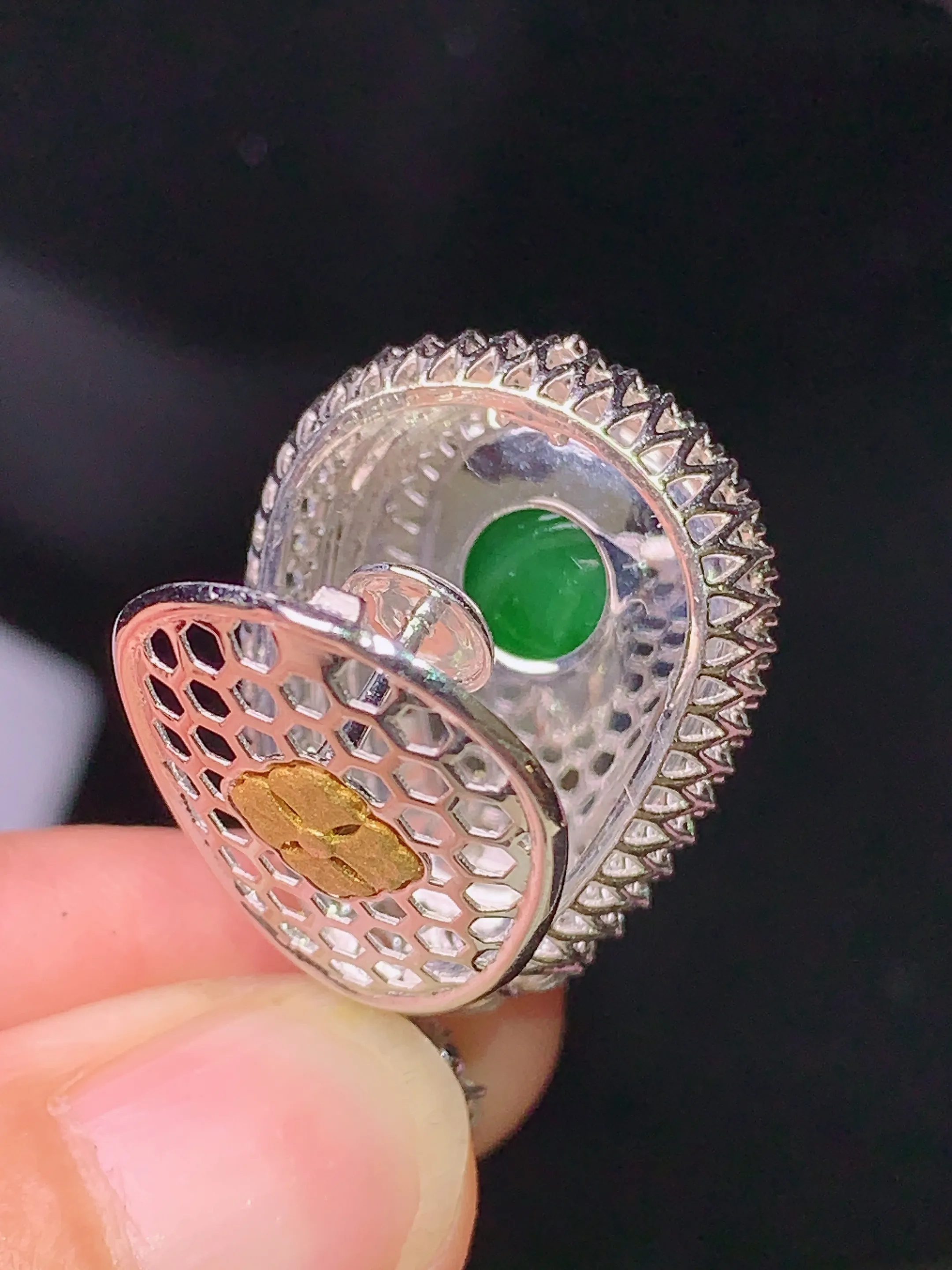 18k金钻镶嵌满绿如意吊坠 玉质细腻 色泽清新艳丽 整体尺寸32.2*19.6*10.8