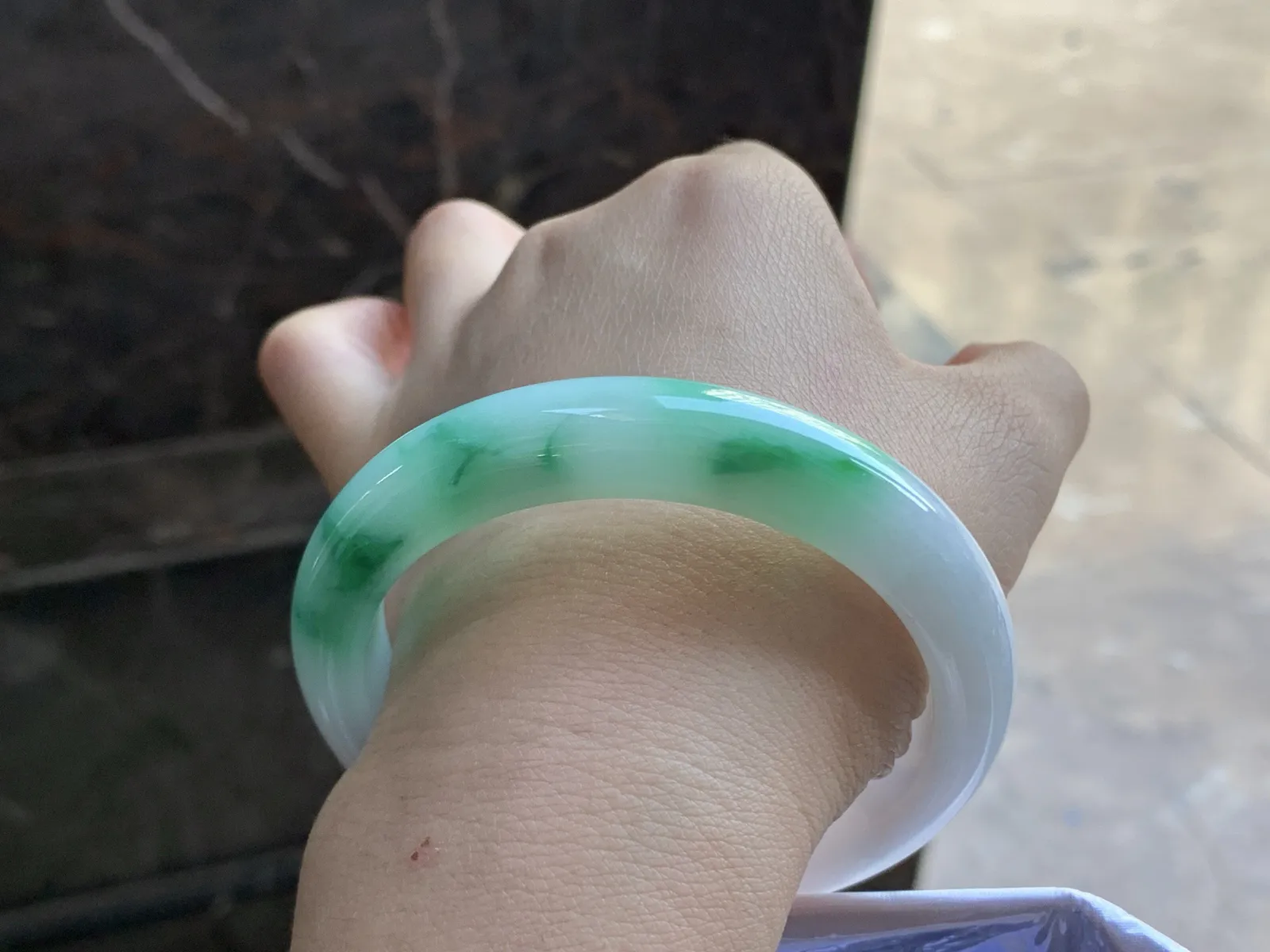 57-11.7-8.4

带色手镯^_^玉质温润 细腻