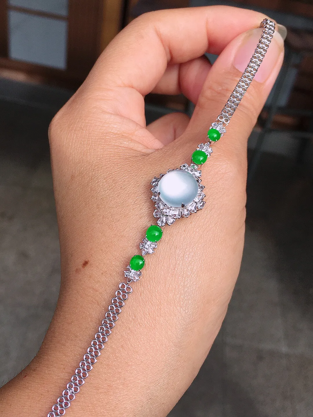 （冰+绿）蛋面手链，色泽均匀艳丽，玉质细腻，荧光感超
强，饱满圆润，尽显优雅气质，18k
金豪华镶嵌