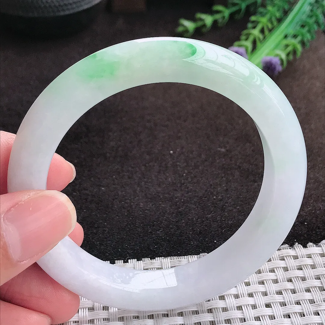 自然光57.8/11.4/9.8老坑精美温润飘绿手镯宽边翡翠玉镯美人镯