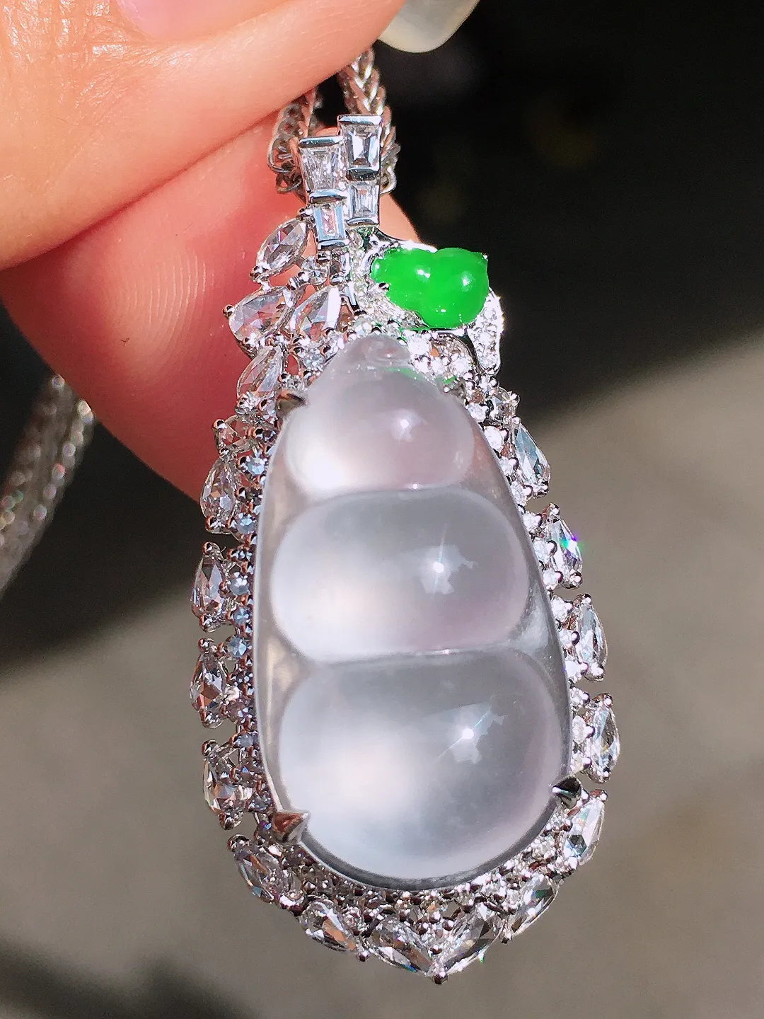 冰种福豆吊坠，玉质细腻，荧光感超
强，饱满圆润，尽显优雅气质，18k
金豪华镶嵌