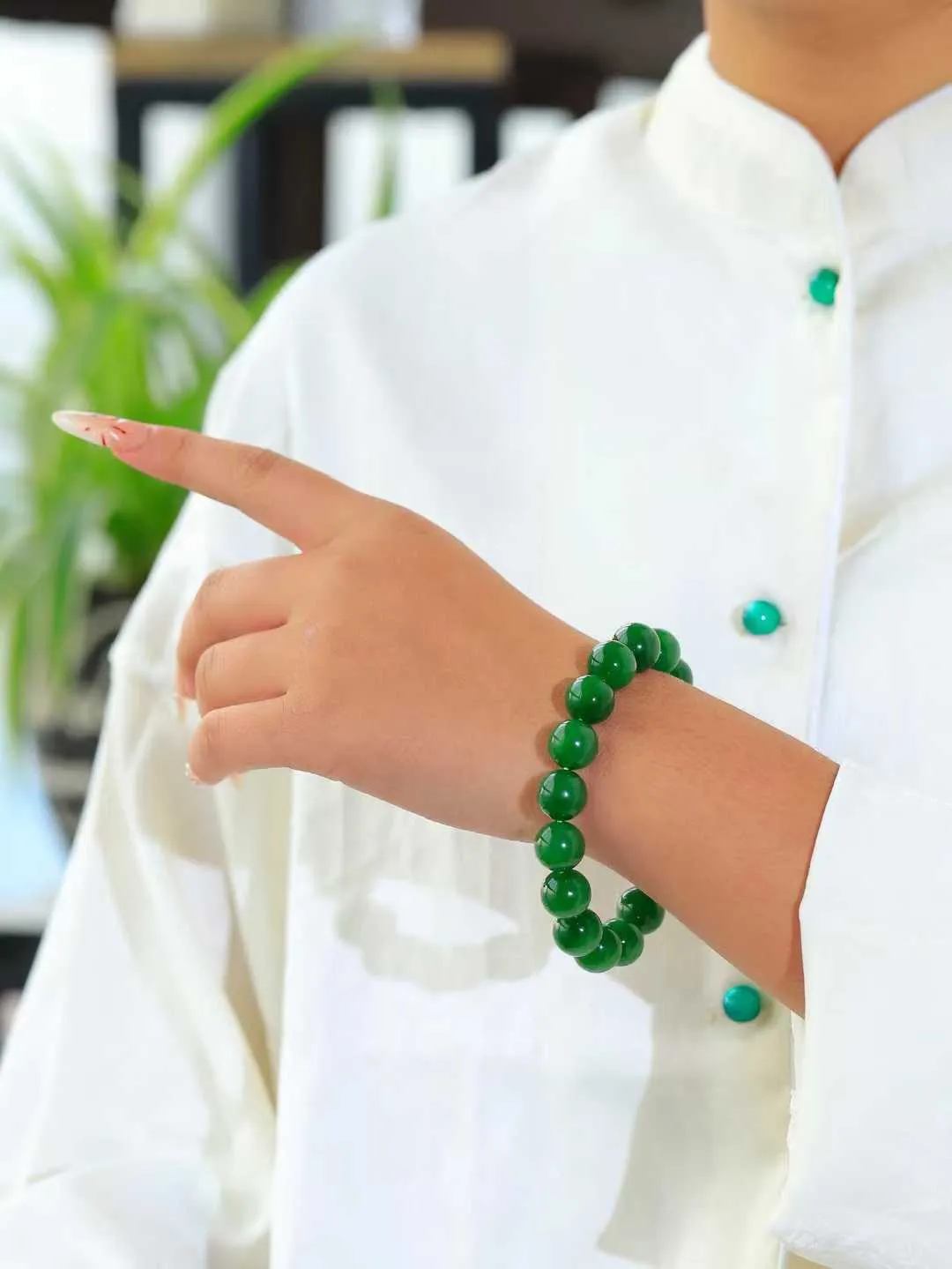 【珠圆玉润.手串】

精品和田玉碧玉珠圆玉润手串 玉质温润细腻  整串打磨圆润，佩戴舒适。珠珠落玉盘