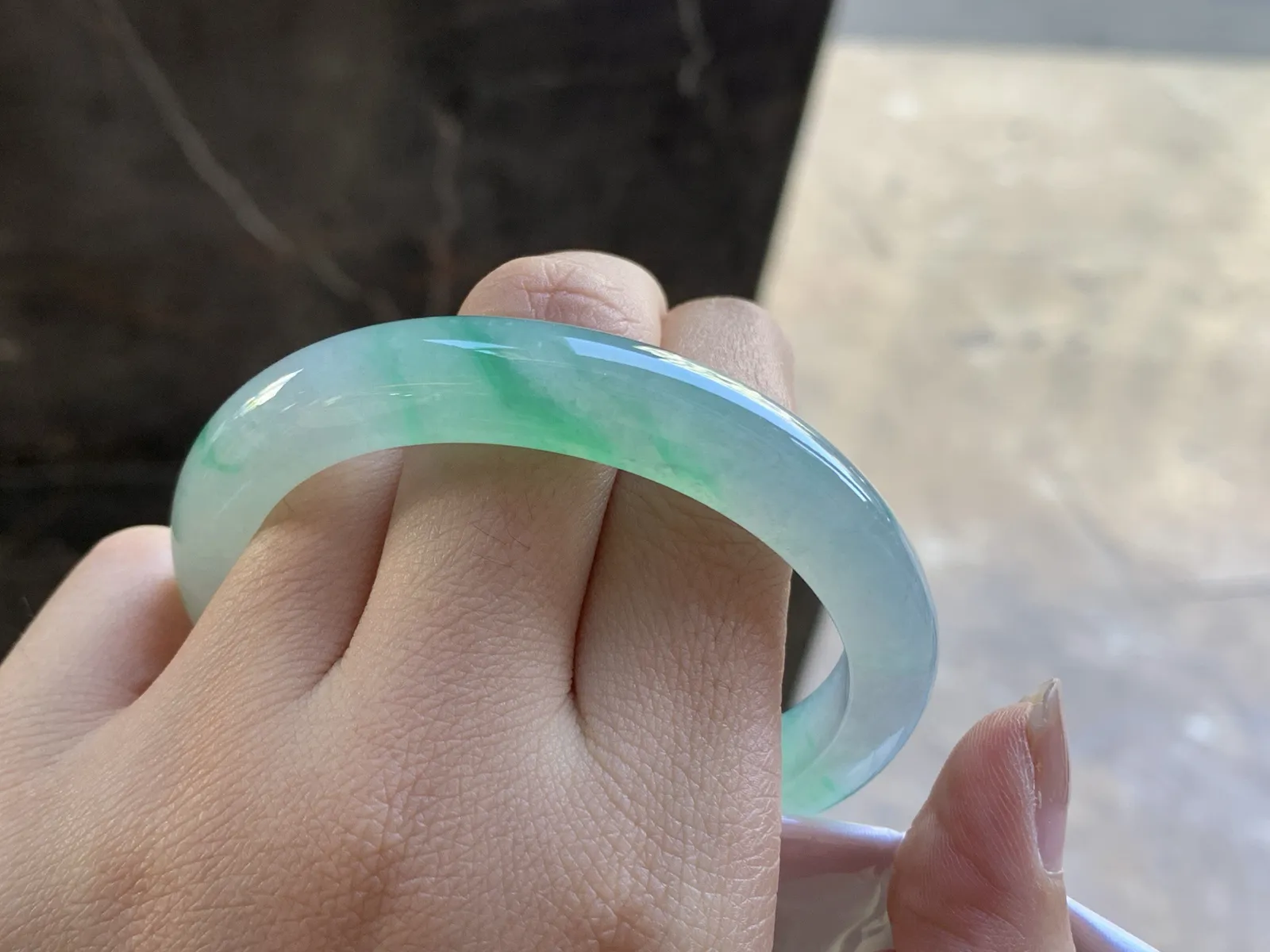 54.3-10.2-7.8

冰飘绿贵妃手镯^_^冰透 清新 色阳 正圈51 52可以带