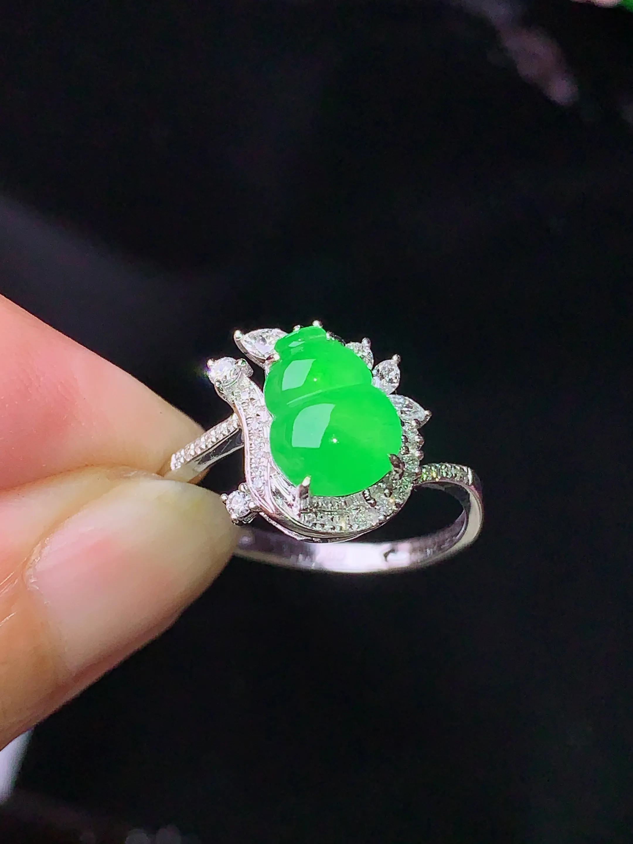 18k金钻镶嵌翠绿葫芦戒指 玉质细腻 色泽清新艳丽 圈口14.5 整体尺寸13*11.8*6.5