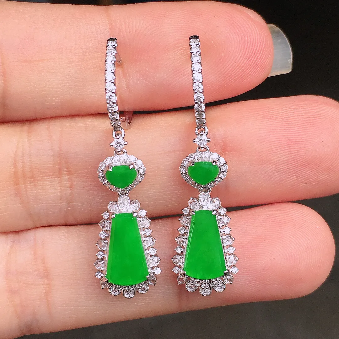 阳绿无事牌耳坠，色泽均匀艳丽，玉质细腻，荧光感超
强，饱满圆润，尽显优雅气质，18k
金豪华镶嵌